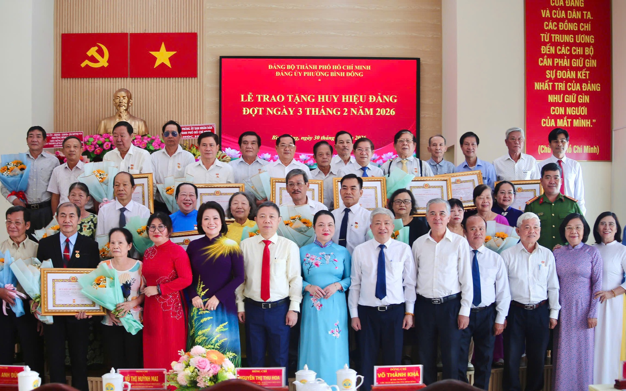TPHCM: Trao Huy hiệu Đảng cho 29 đảng viên phường Bình Đông