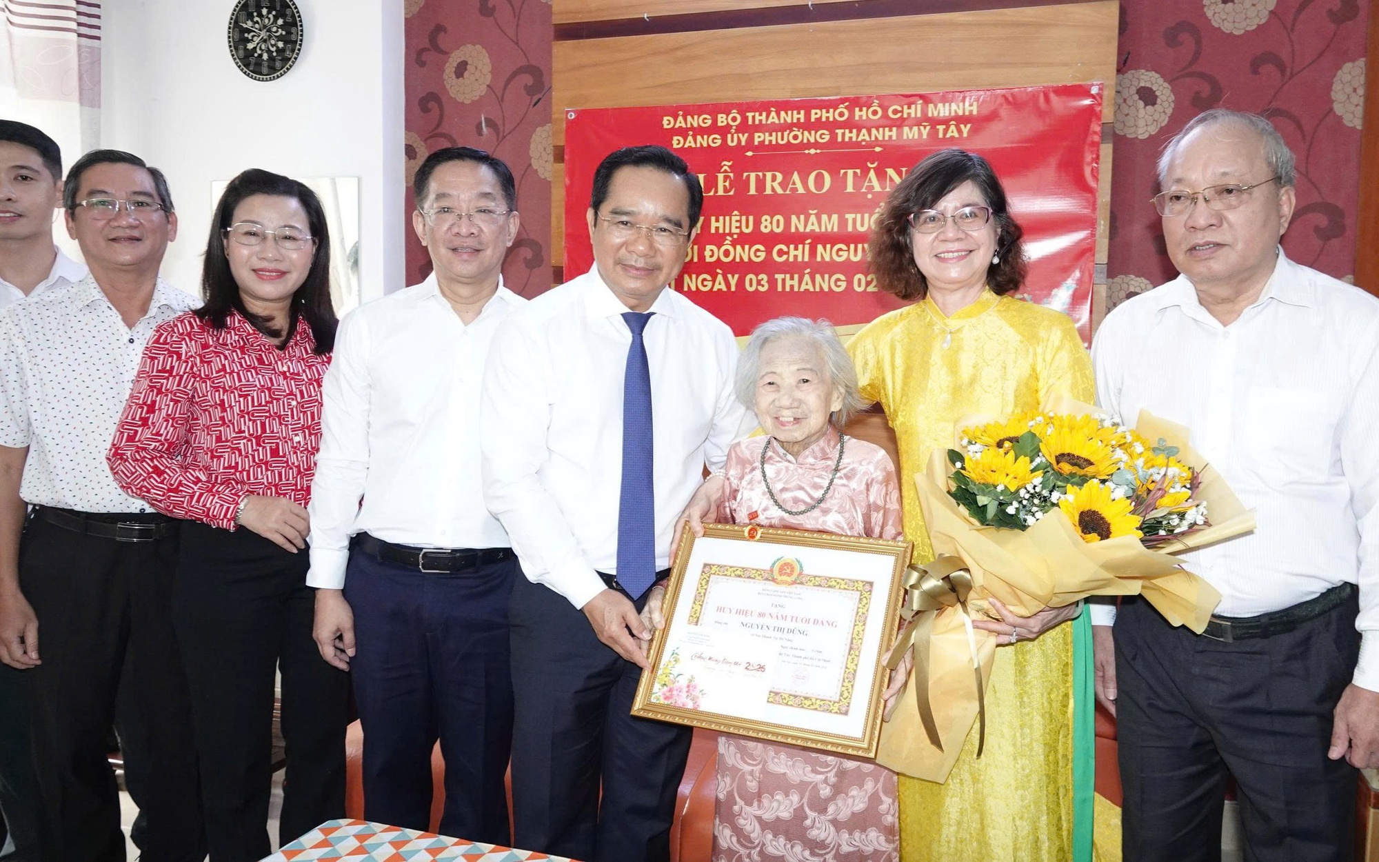 Lãnh đạo TP HCM trao Huy hiệu Đảng cho đảng viên