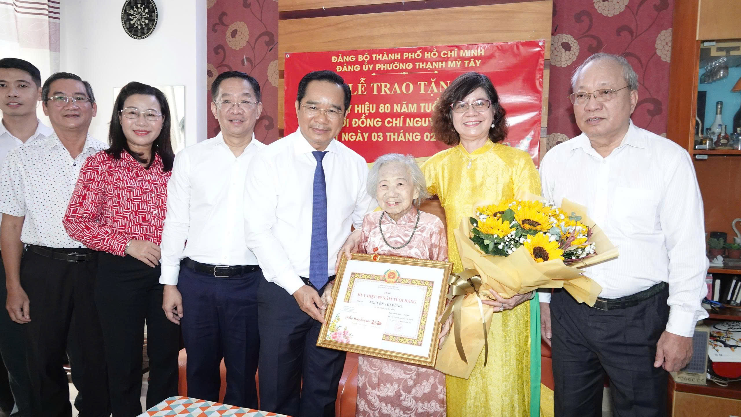 Lãnh đạo TP HCM trao Huy hiệu Đảng cho đảng viên - Ảnh 1.