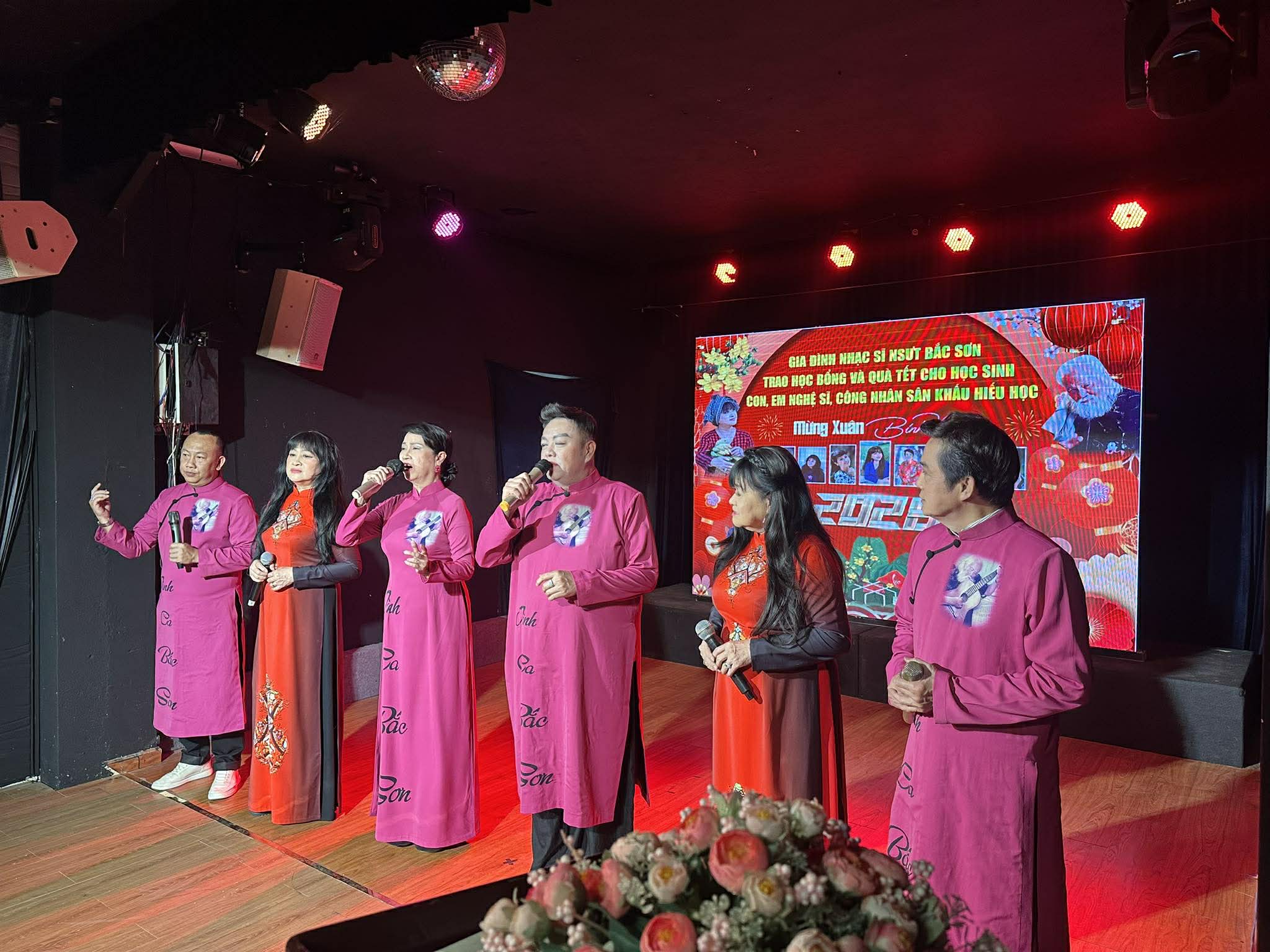 Ca sĩ Bích Thủy, Hạ Châu trao học bổng Bắc Sơn trong niềm hạnh phúc nhớ đến cha - Ảnh 5.