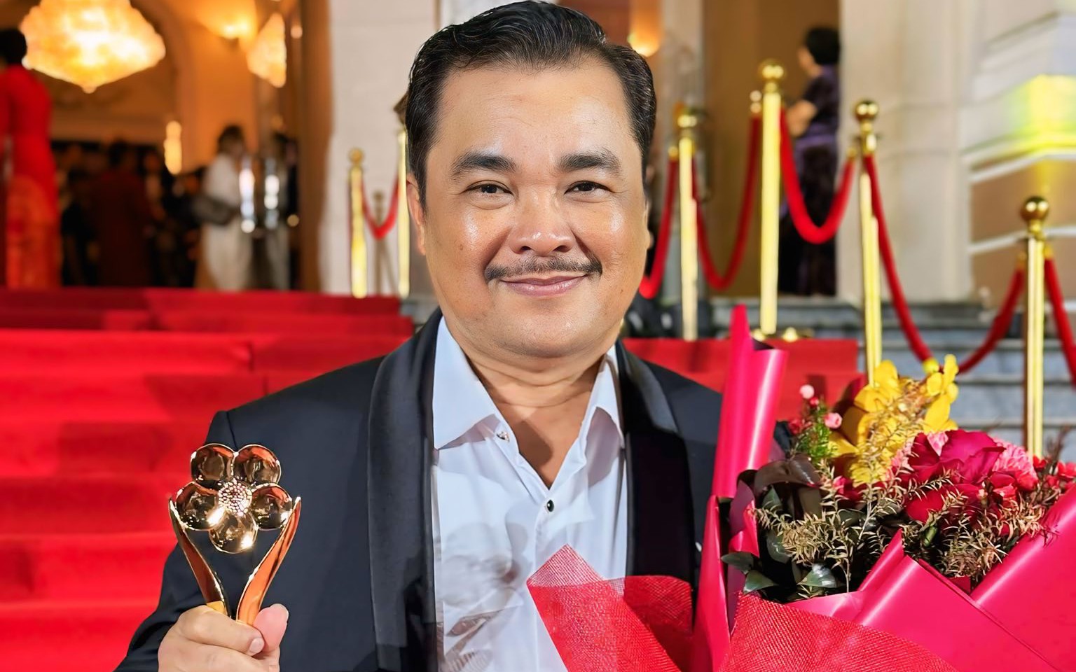 Đạo diễn - NSƯT Nguyễn Phương Điền vỡ òa với tượng Mai Vàng đầu tiên!