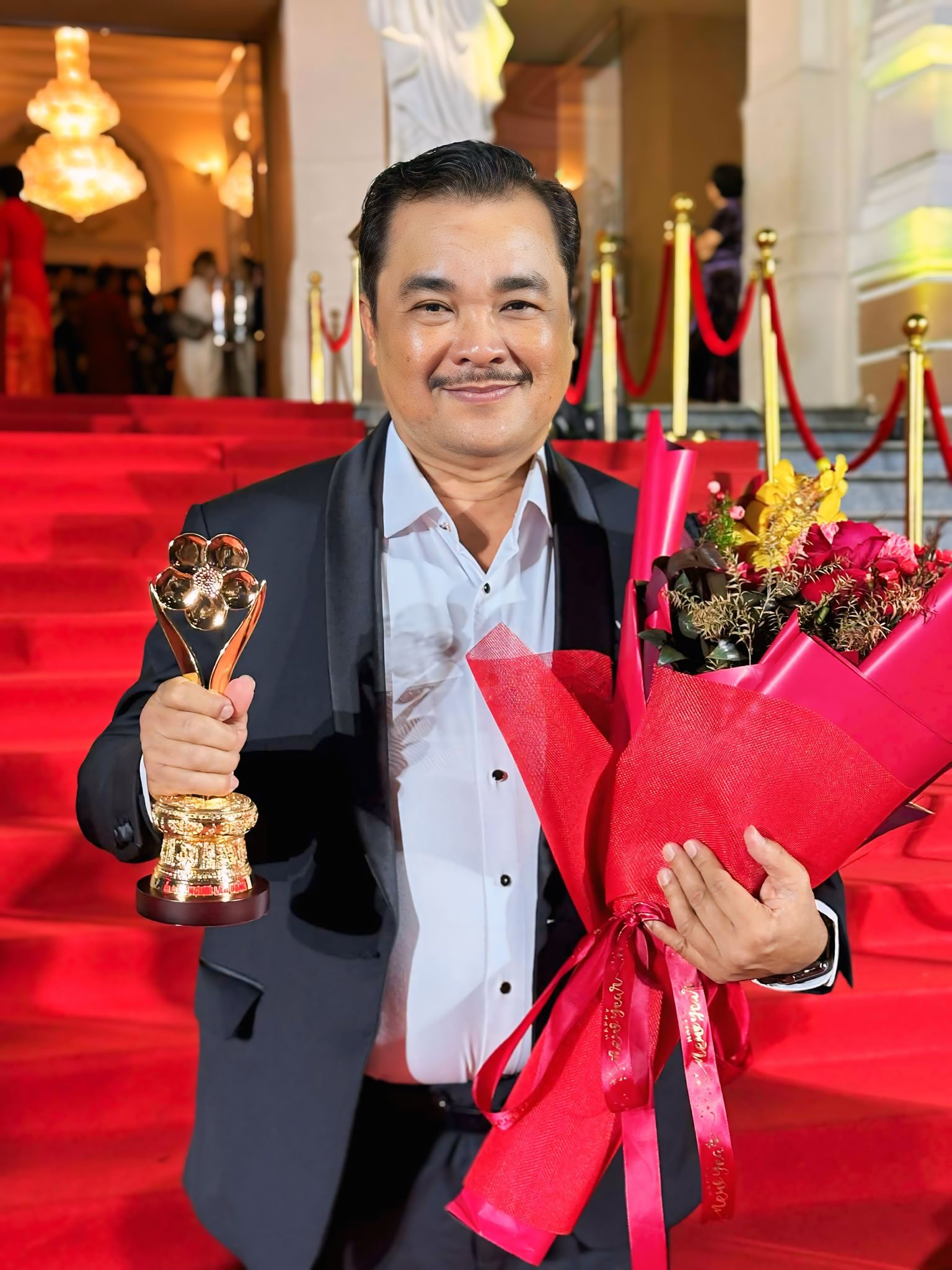 Đạo diễn &ndash; NSƯT Nguyễn Phương Điền vỡ &ograve;a với tượng Mai V&agrave;ng đầu ti&ecirc;n! - Ảnh 3.