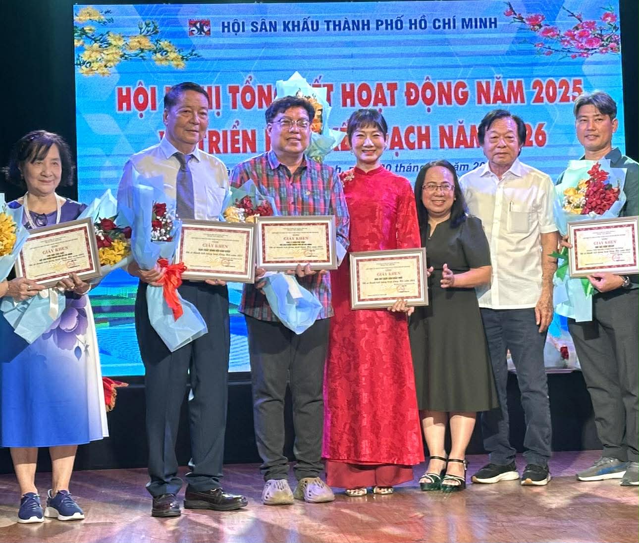 Vũ Lu&acirc;n, Ốc Thanh V&acirc;n được vinh danh tại Lễ tổng kết Hội S&acirc;n khấu 2025 - Ảnh 2.