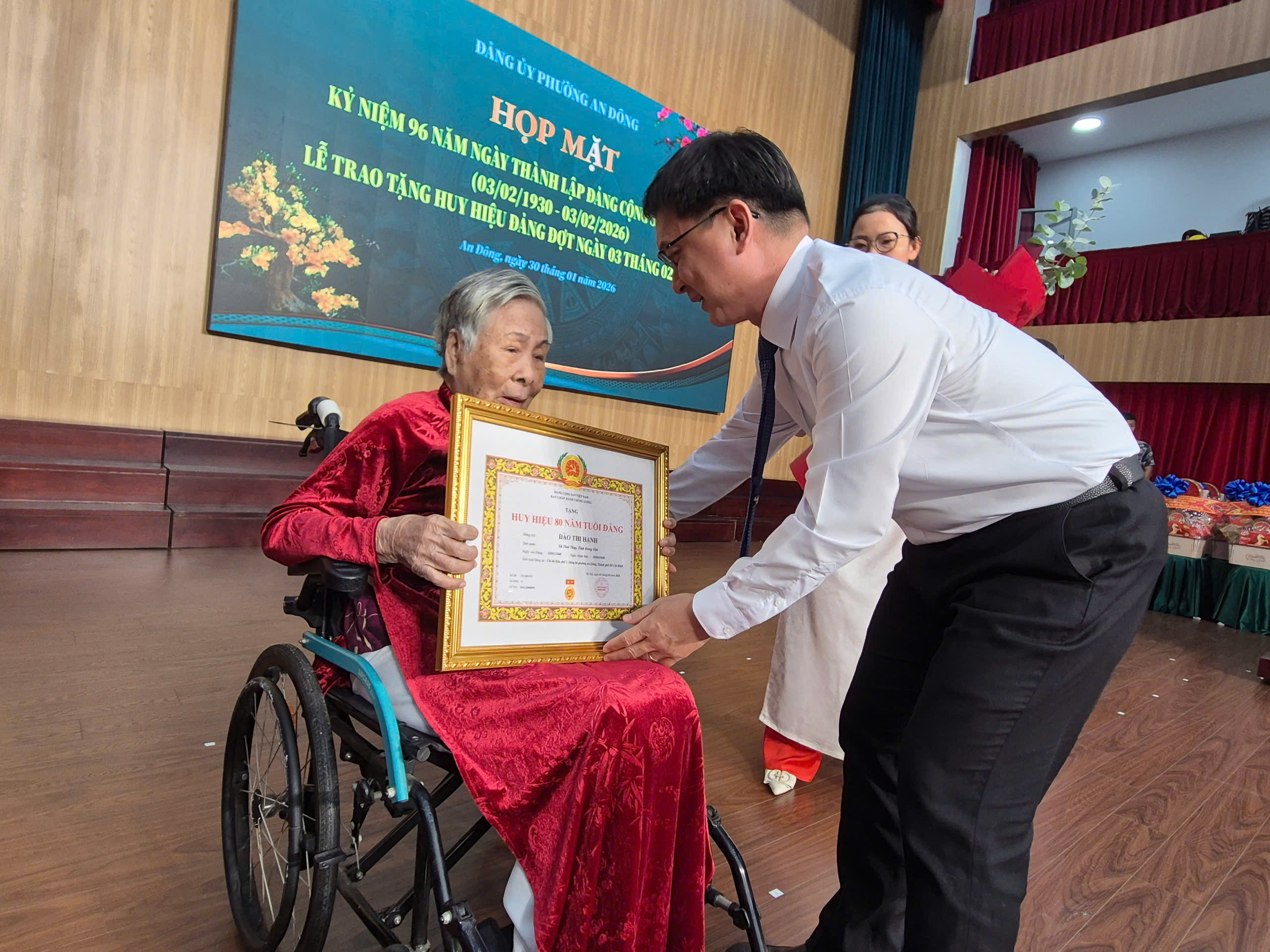 TPHCM: 30 Đảng viên phường An Đông được trao huy hiệu Đảng đợt 3-2 - Ảnh 2.