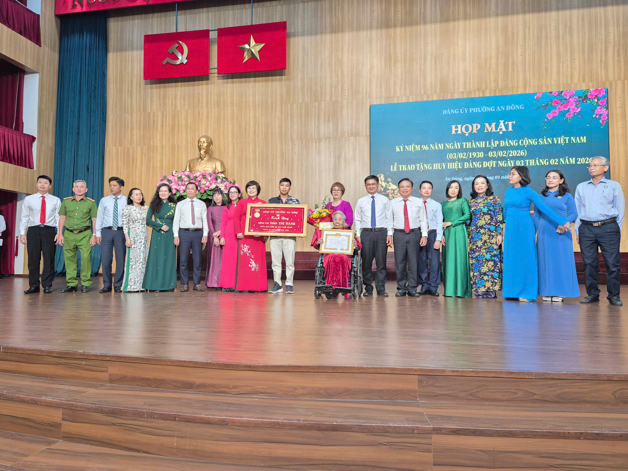 TPHCM: 30 Đảng viên phường An Đông được trao huy hiệu Đảng đợt 3-2 - Ảnh 3.