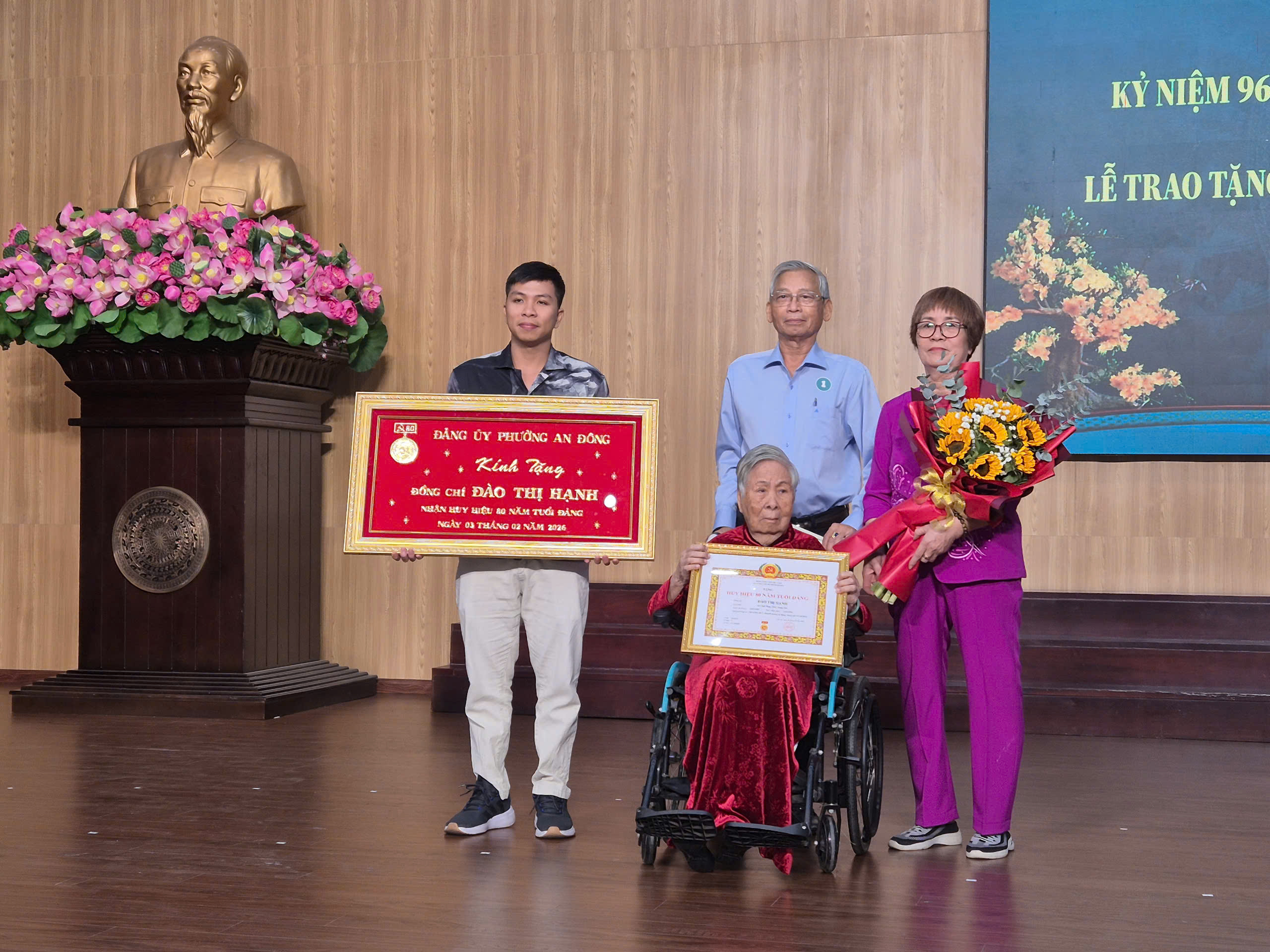 TPHCM: 30 Đảng viên phường An Đông được trao huy hiệu Đảng đợt 3-2 - Ảnh 4.