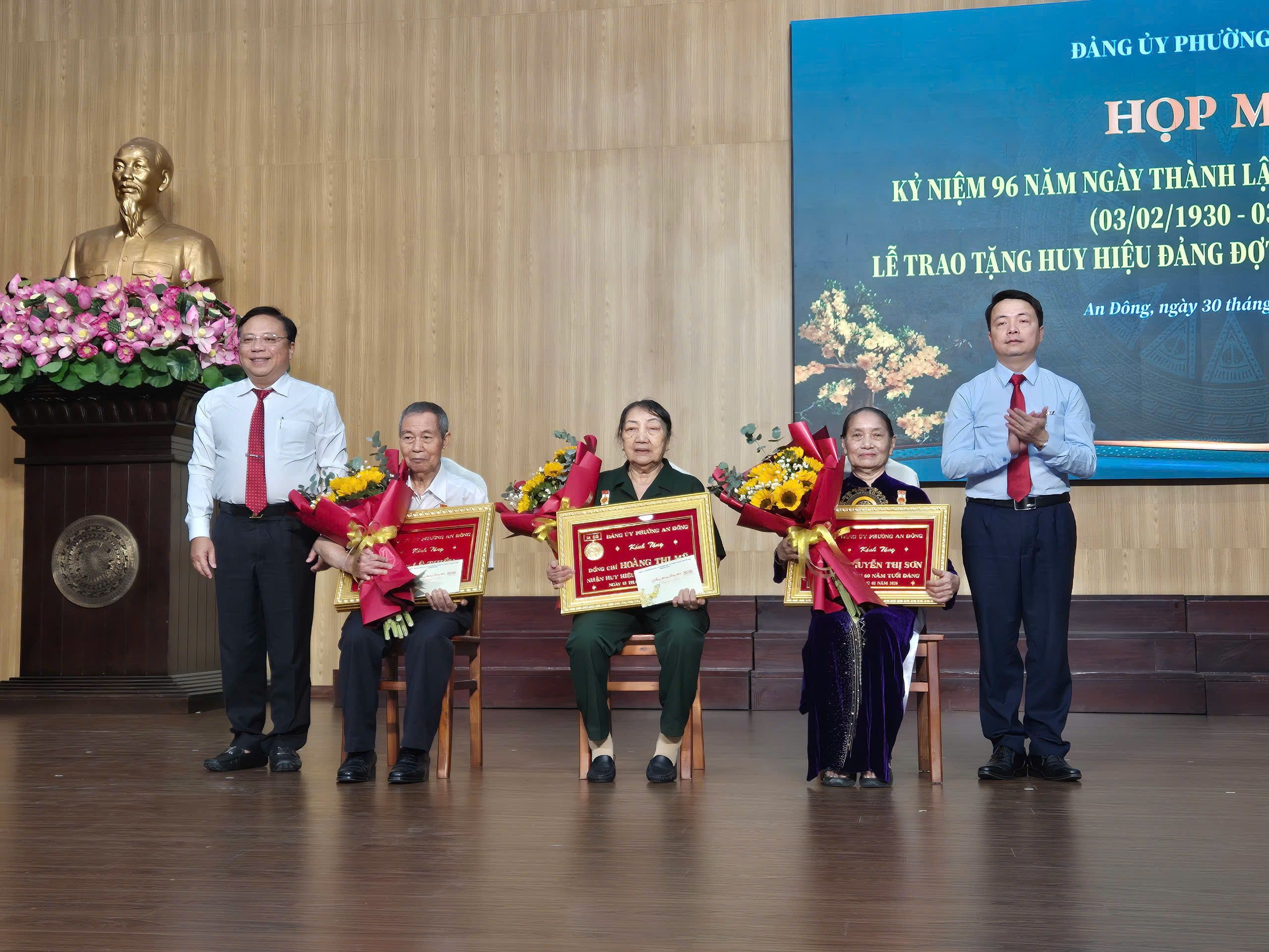 TPHCM: 30 Đảng viên phường An Đông được trao huy hiệu Đảng đợt 3-2 - Ảnh 5.