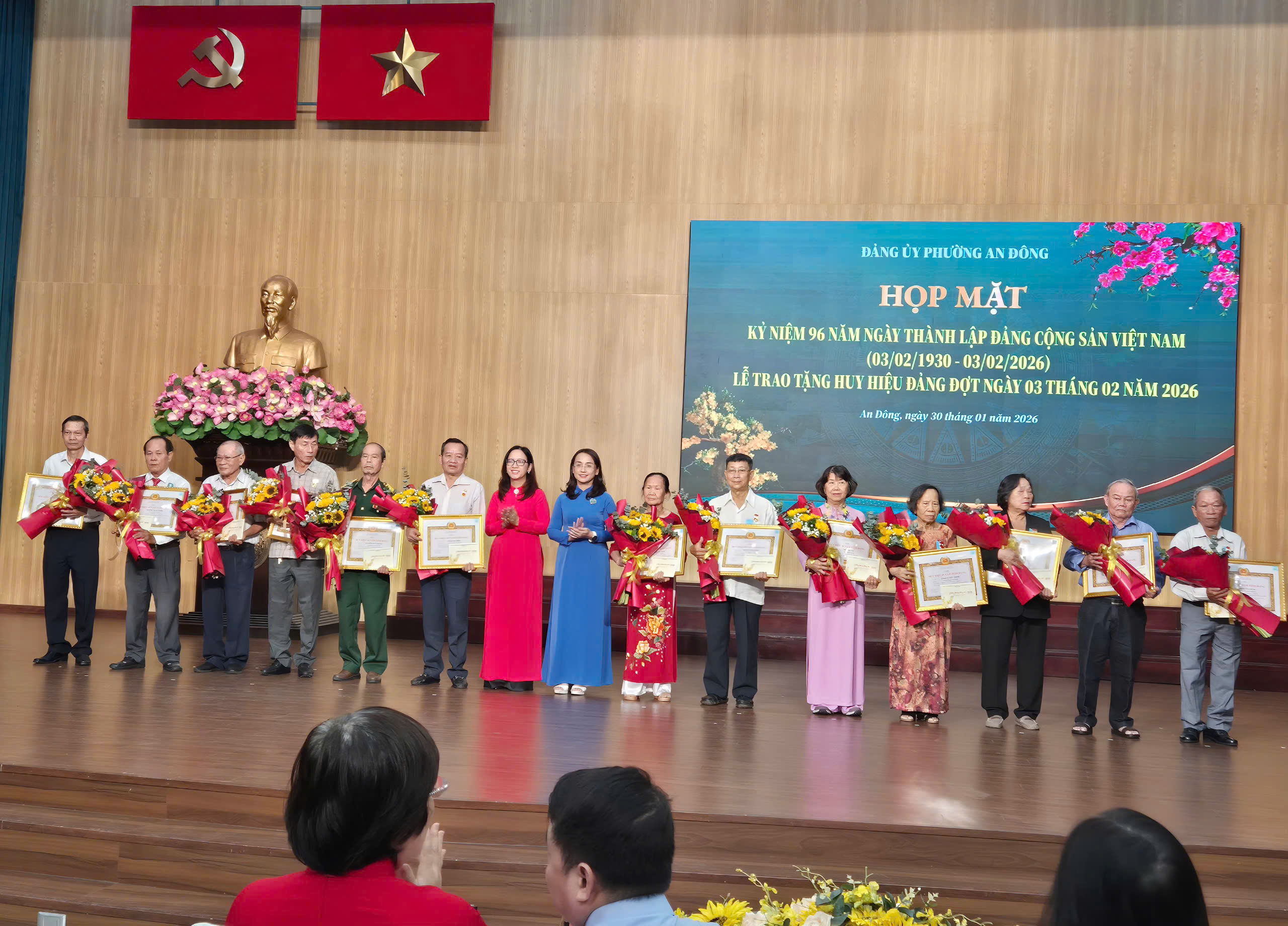 TPHCM: 30 Đảng viên phường An Đông được trao huy hiệu Đảng đợt 3-2 - Ảnh 7.