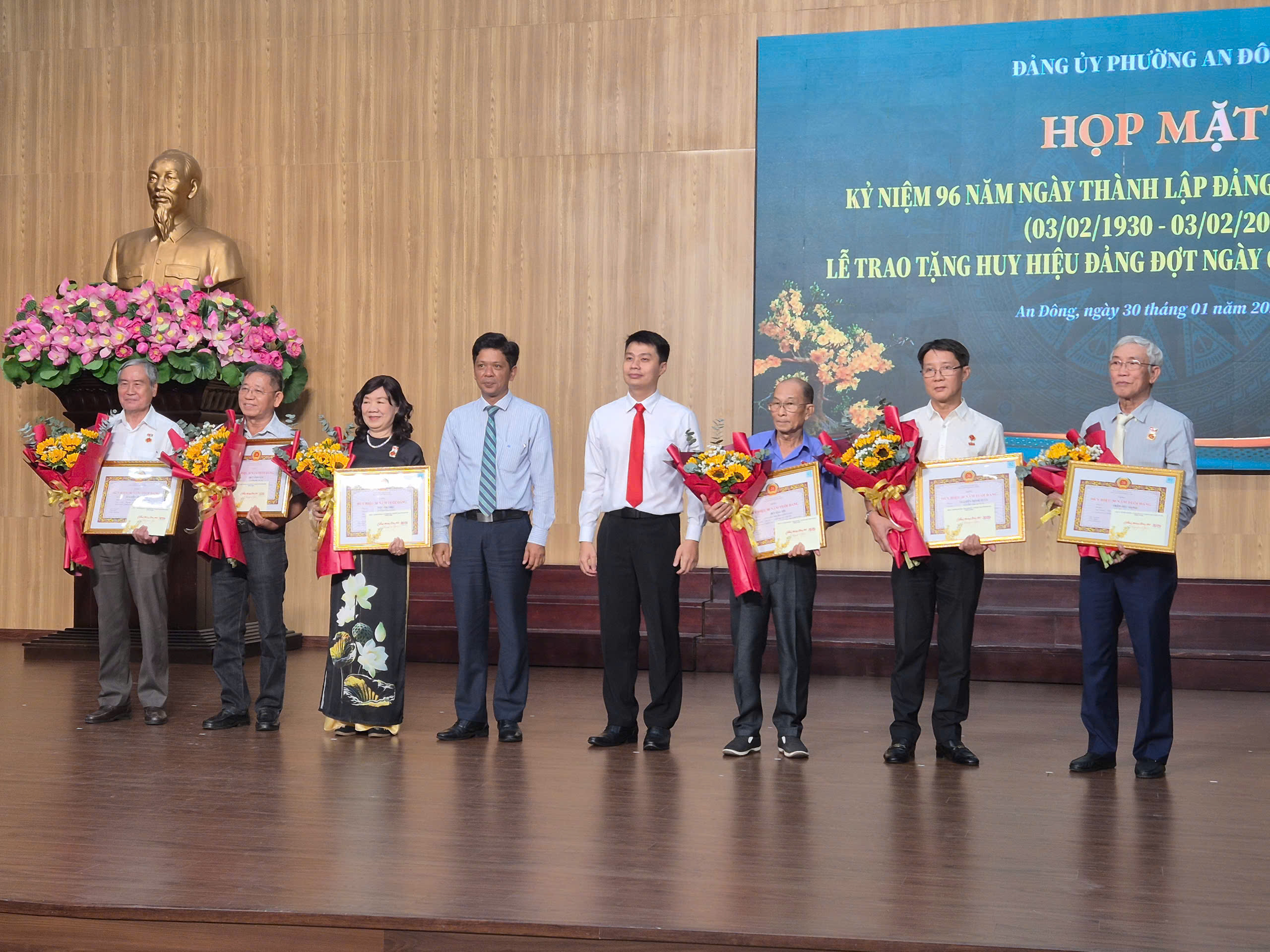 TPHCM: 30 Đảng viên phường An Đông được trao huy hiệu Đảng đợt 3-2 - Ảnh 6.