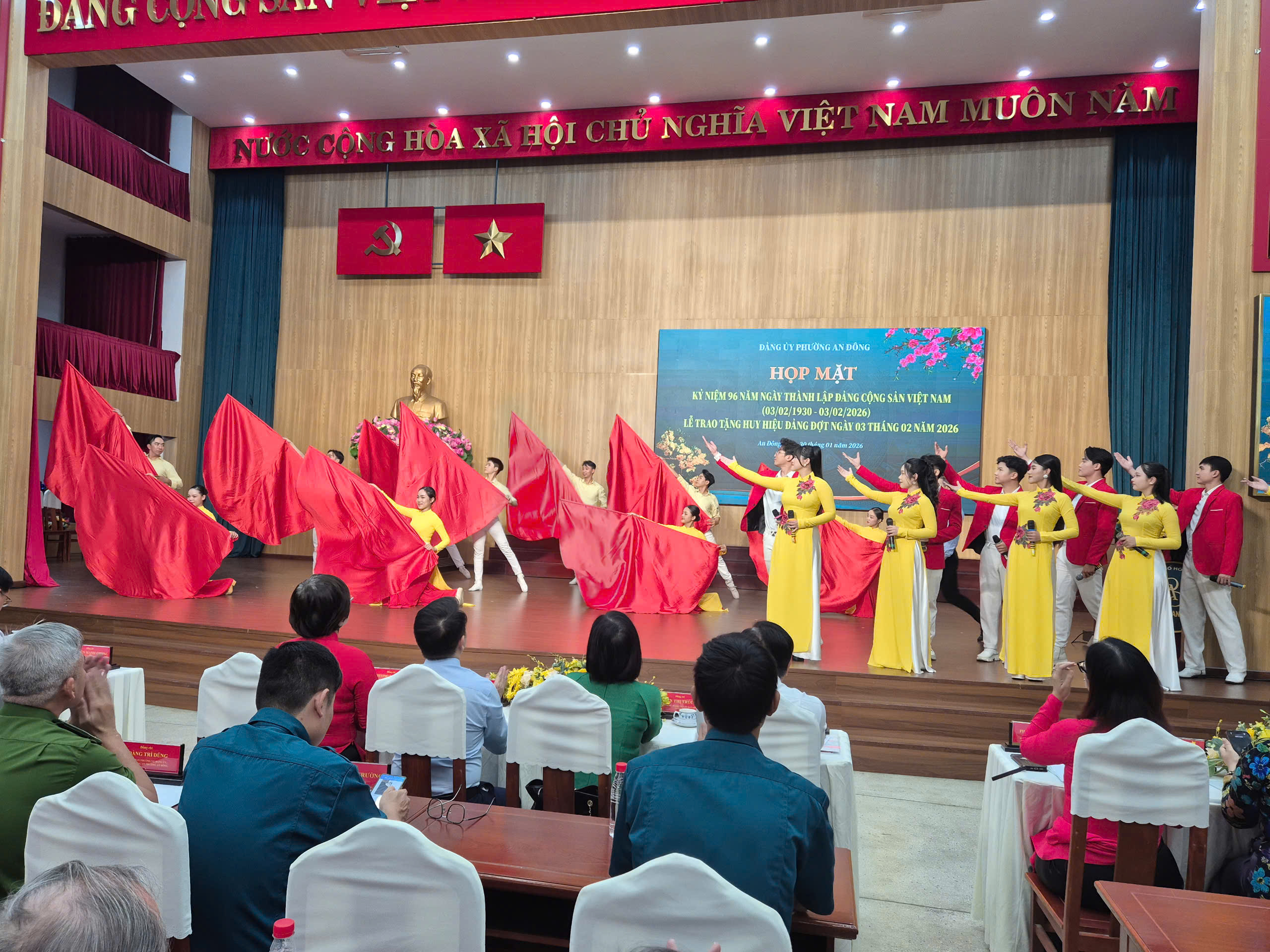 TPHCM: 30 Đảng viên phường An Đông được trao huy hiệu Đảng đợt 3-2 - Ảnh 1.