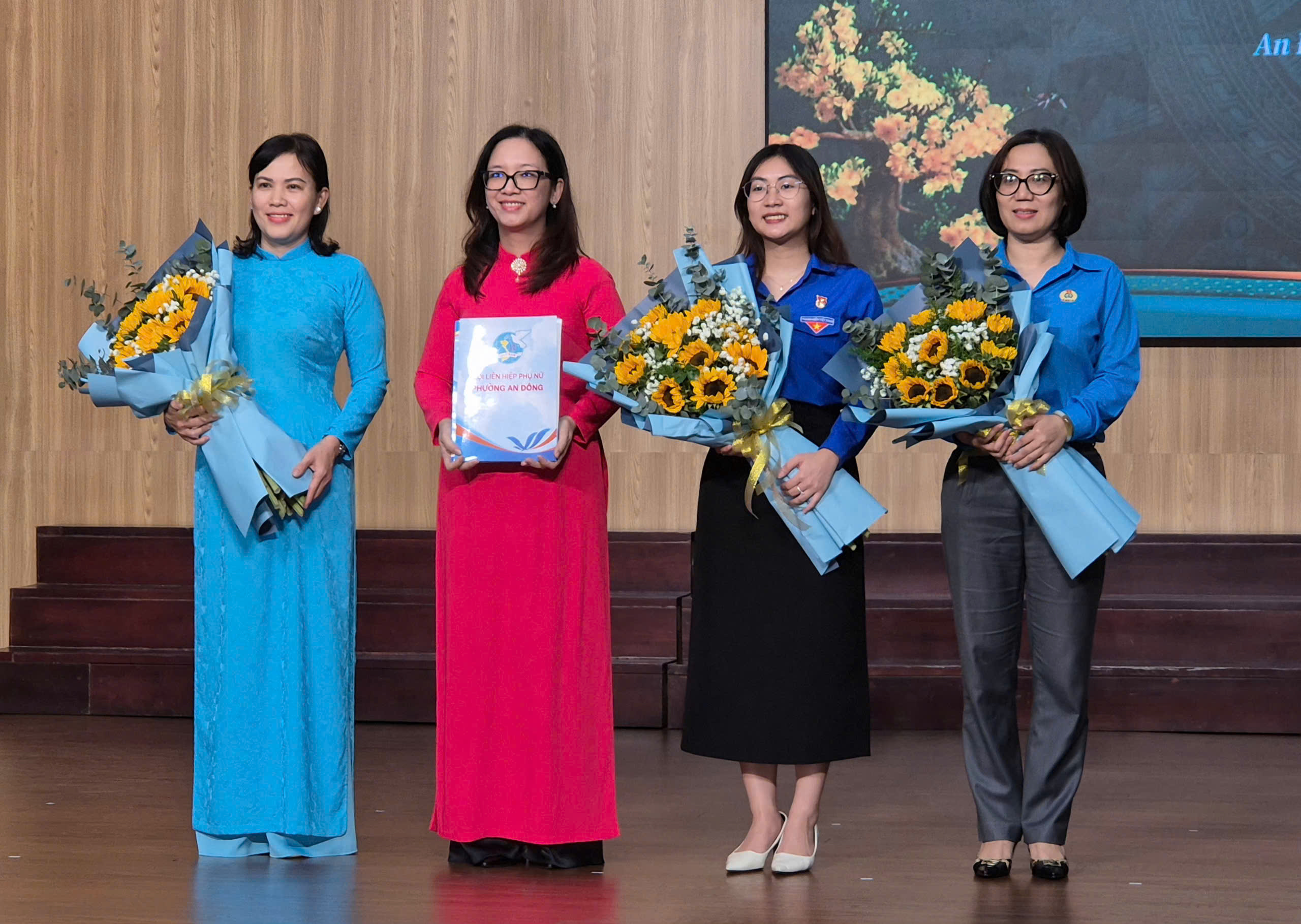 TPHCM: 30 Đảng viên phường An Đông được trao huy hiệu Đảng đợt 3-2 - Ảnh 9.