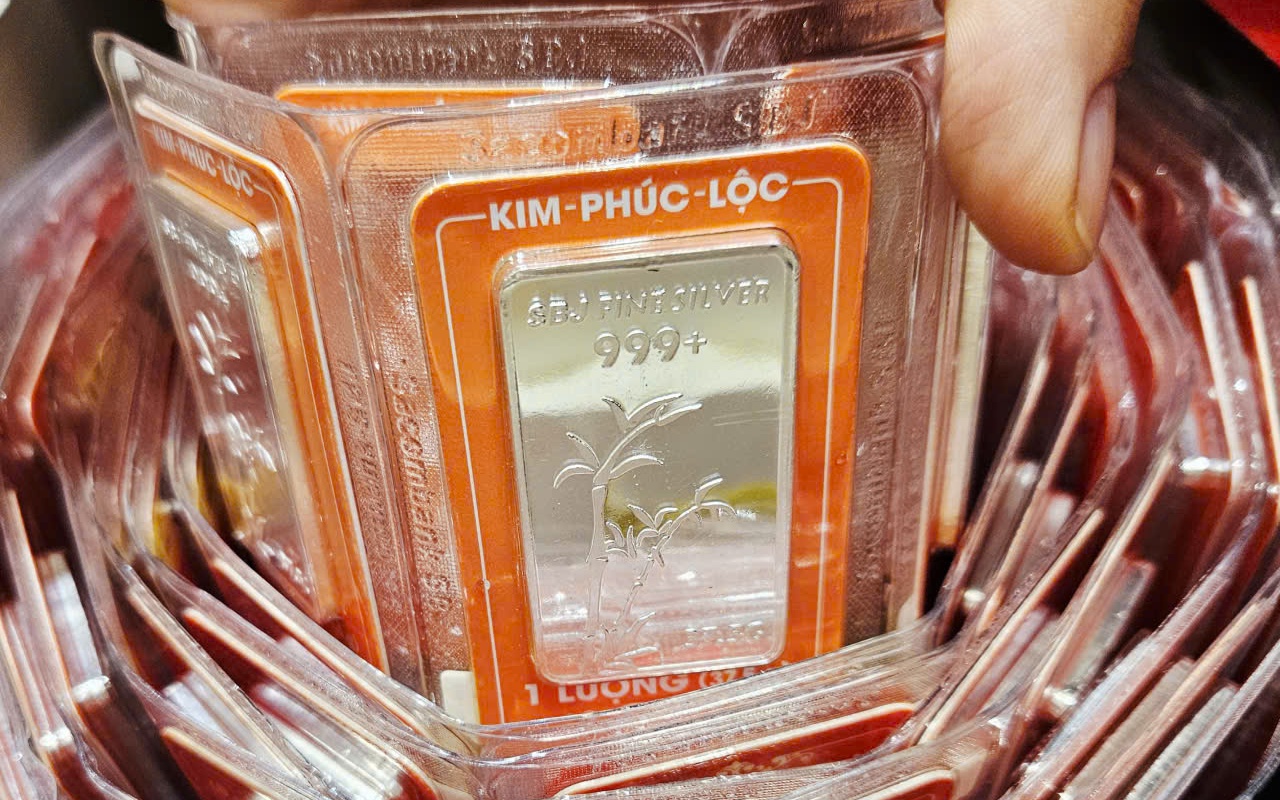 Gi&aacute; bạc phục hồi nhanh, nh&agrave; đầu tư vẫn kh&oacute;c r&ograve;ng v&igrave; "đu đỉnh" - Ảnh 1.