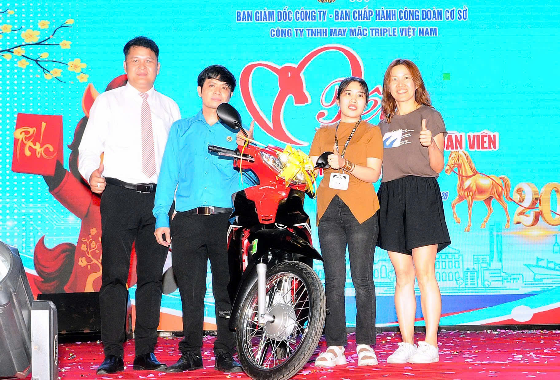 M&ugrave;a xu&acirc;n đến sớm với người lao động - Ảnh 2.