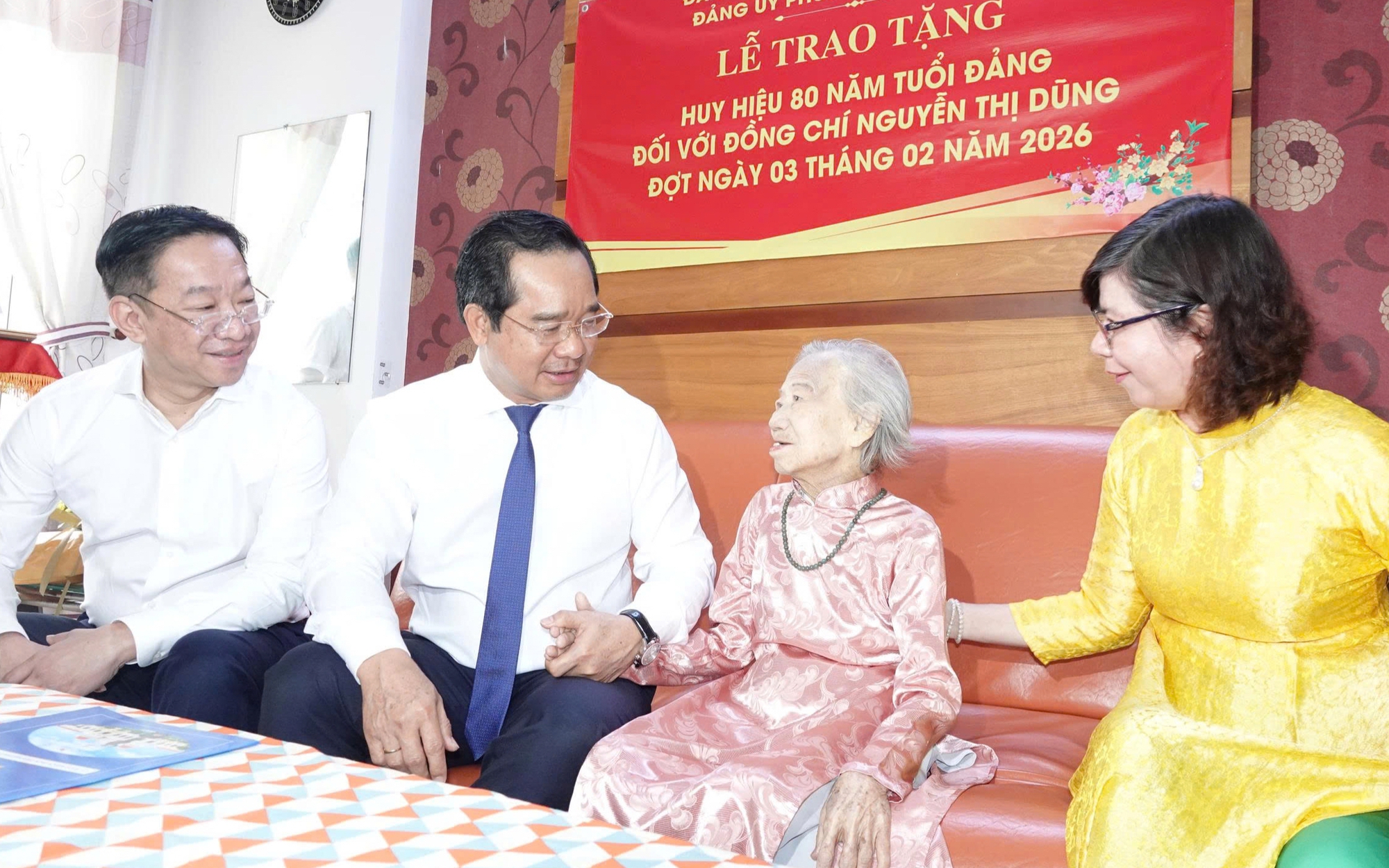 Chủ tịch UBND TPHCM trao tặng Huy hiệu 80 năm tuổi Đảng cho đảng viên Nguyễn Thị Dũng