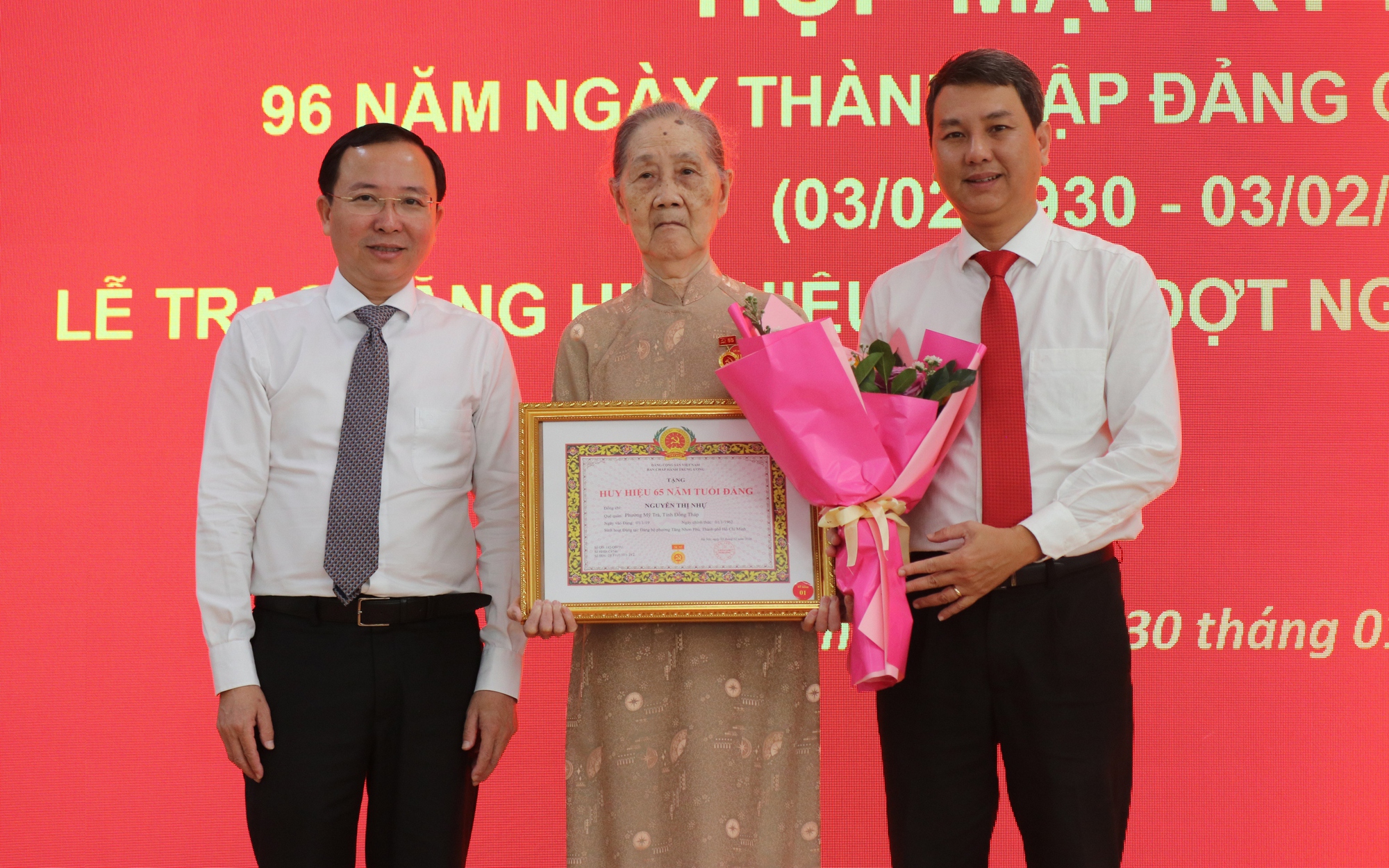 Trao huy hiệu Đảng cho 52 đảng viên phường Tăng Nhơn Phú