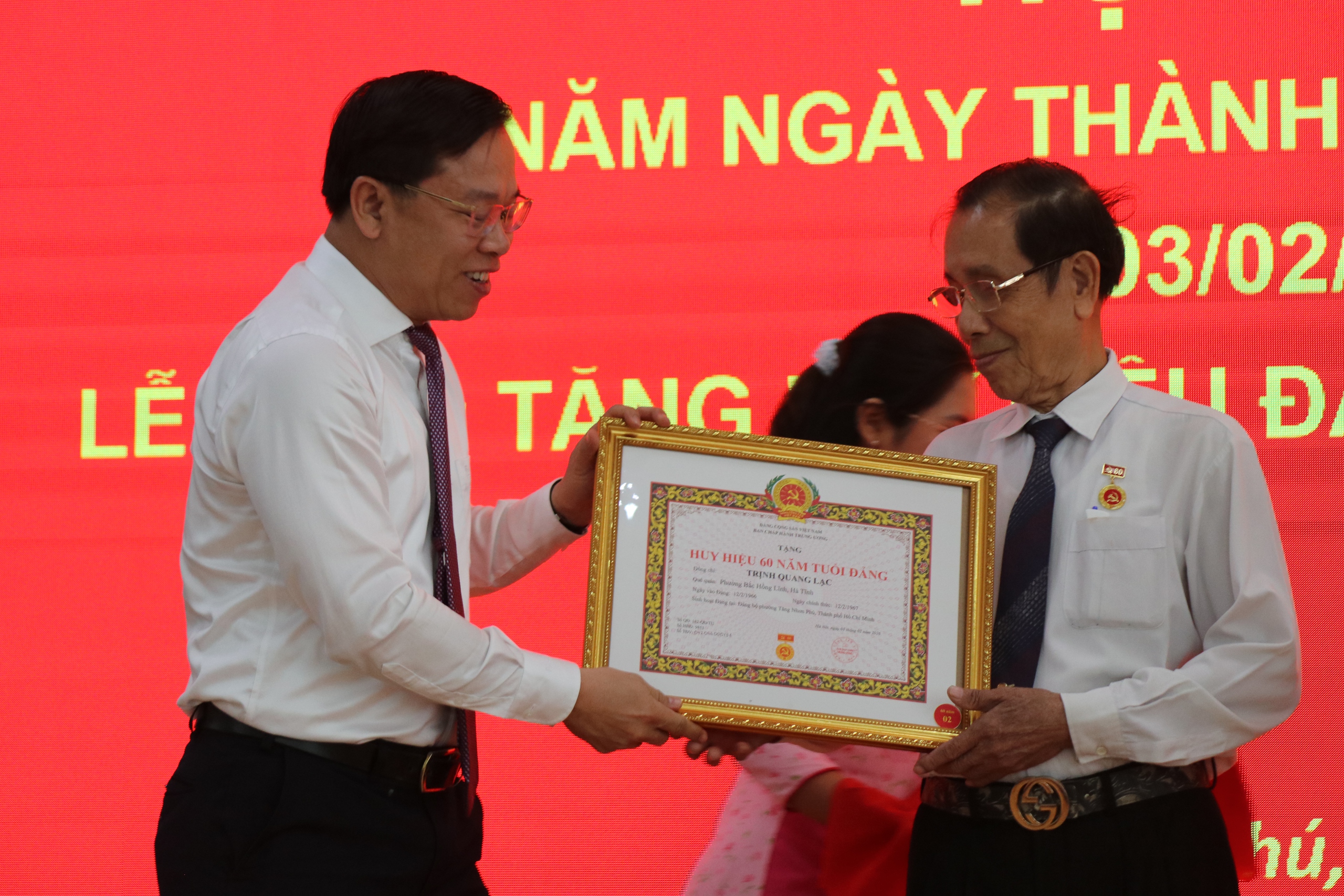 phường Tăng Nhơn Phú trao tặng huy hiệu đảng - Ảnh 6.