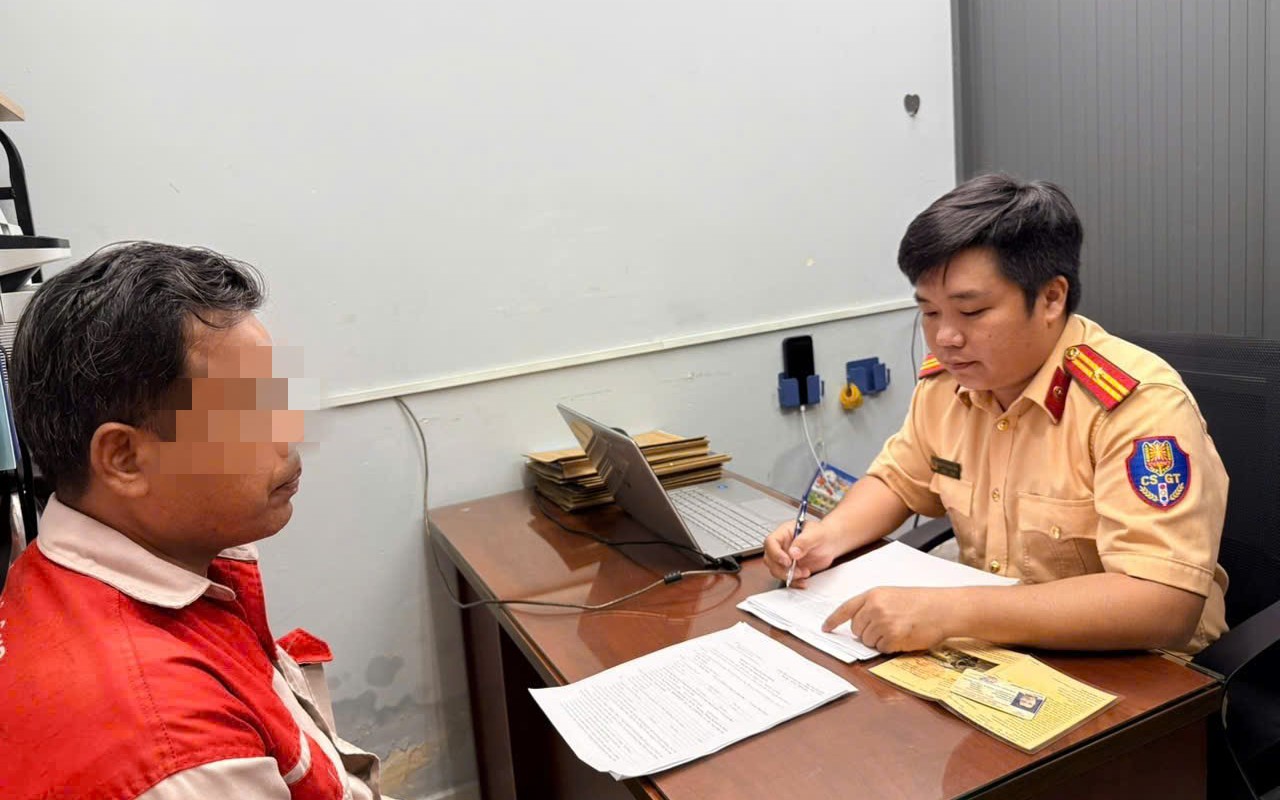 Lập biên bản xử phạt tài xế xe bồn xả "bậy" khi đang chạy trên đường