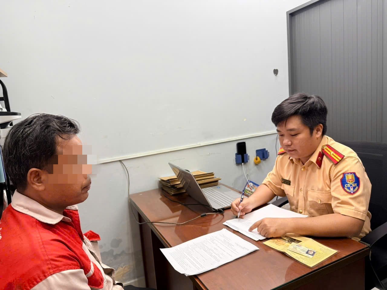 Xử phạt t&agrave;i xế xe bồn xả chất thải khi đang chạy tr&ecirc;n đường - Ảnh 1.