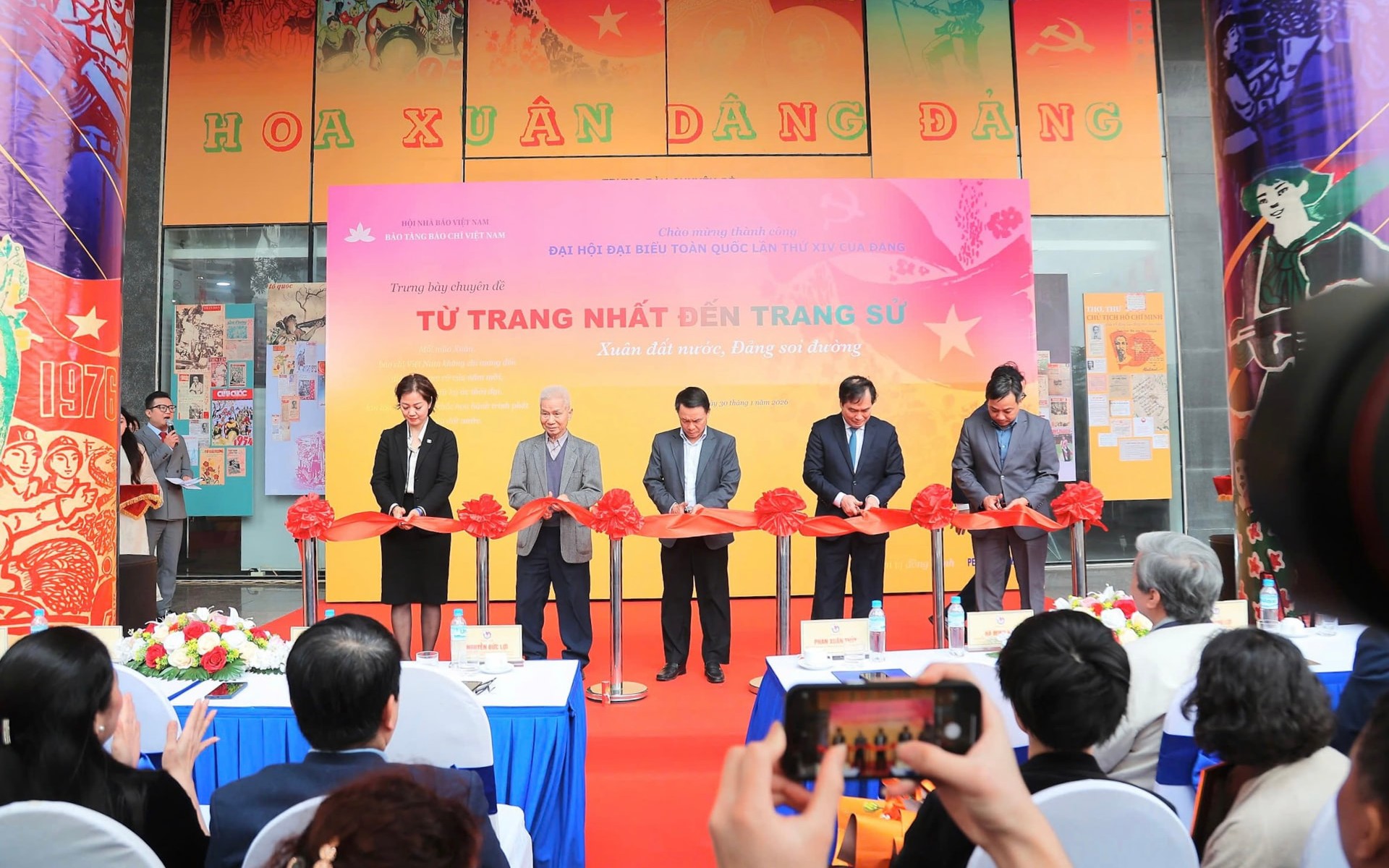 Trưng bày chuyên đề "Từ trang nhất đến trang sử - Xuân đất nước, Đảng soi đường"