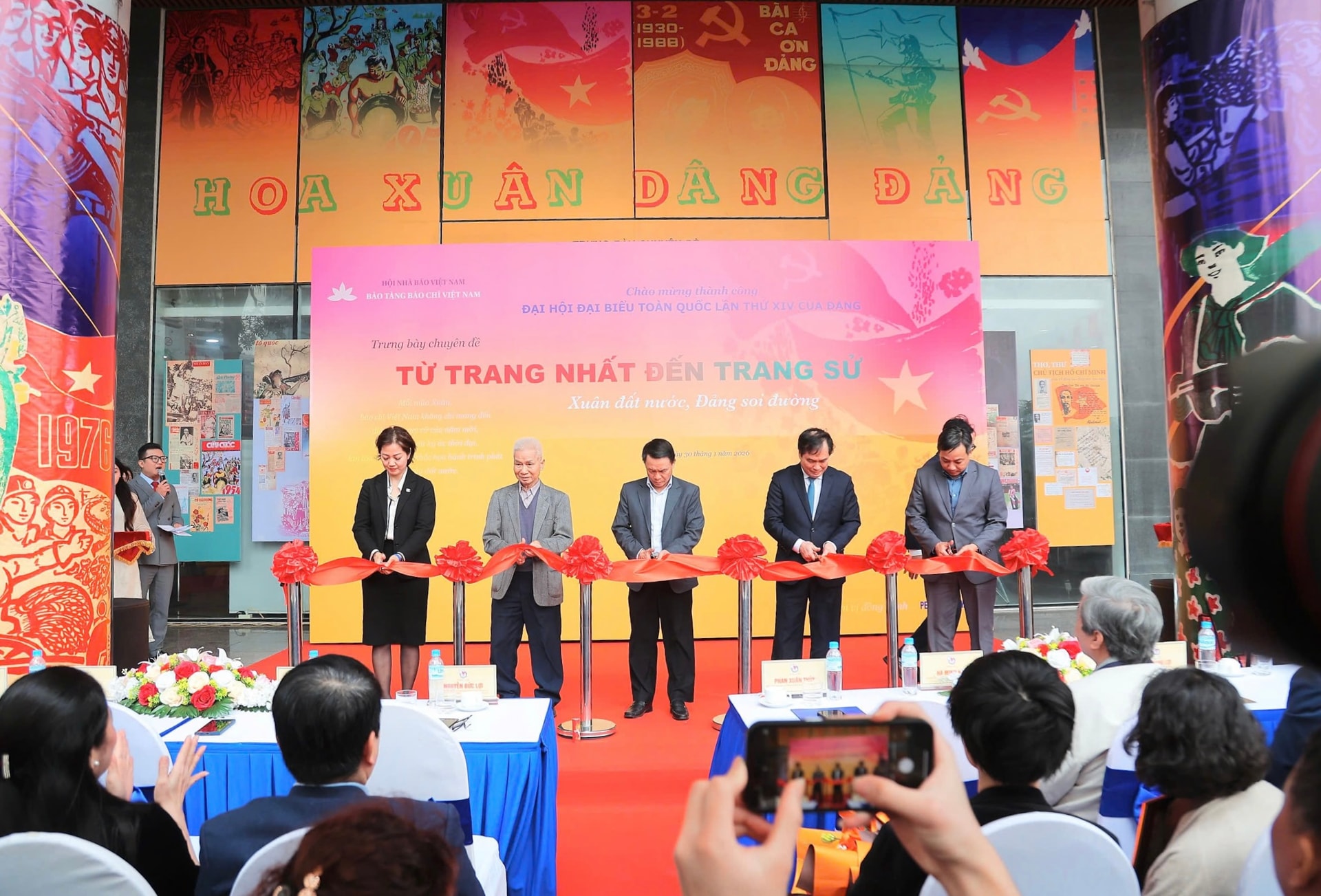 Trưng b&agrave;y chuy&ecirc;n đề "Từ trang nhất đến trang sử - Xu&acirc;n đất nước, Đảng soi đường" - Ảnh 1.