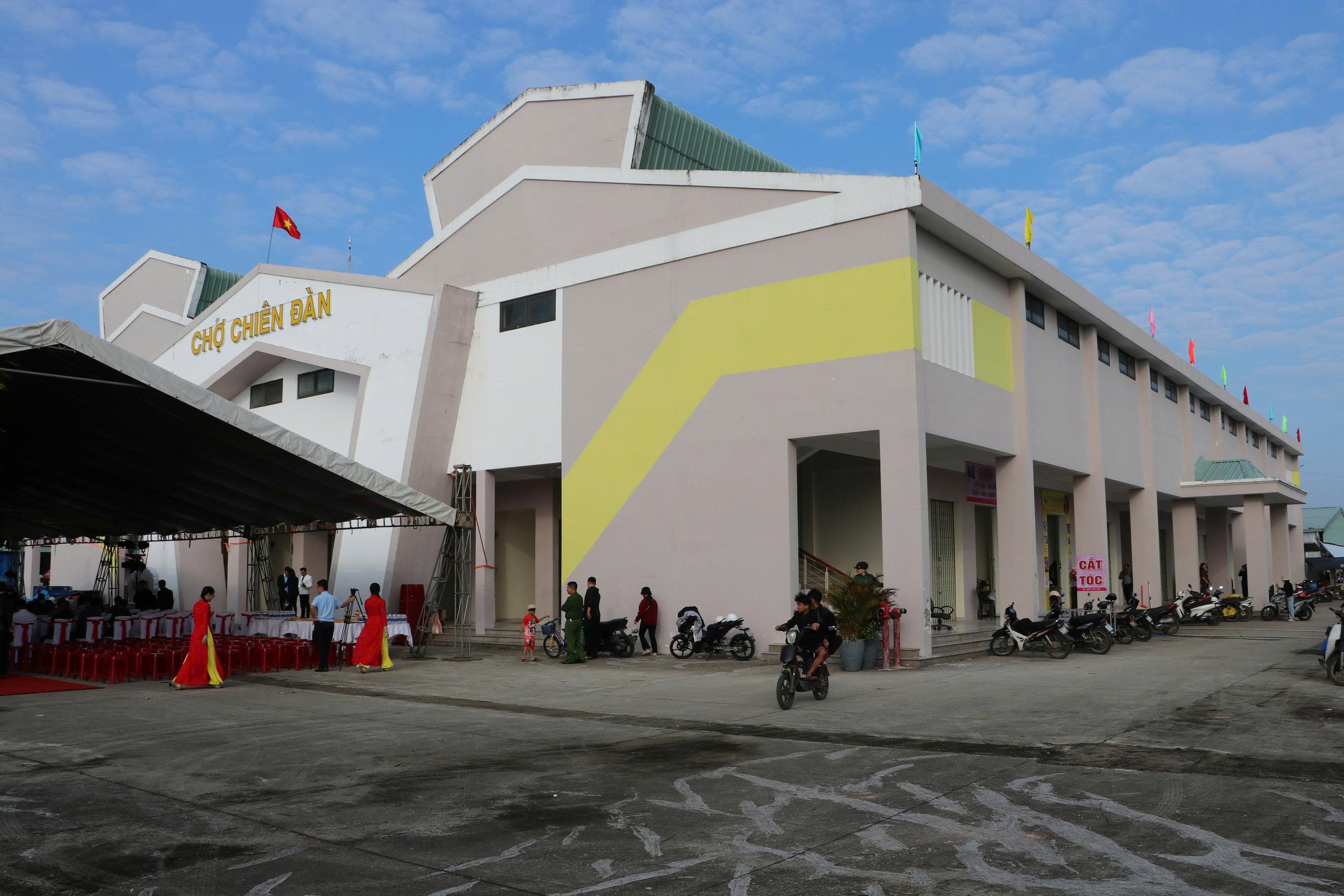 Chợ Chi&ecirc;n Đ&agrave;n ở Đ&agrave; Nẵng ch&iacute;nh thức đi v&agrave;o hoạt động phục vụ tiểu thương - Ảnh 1.