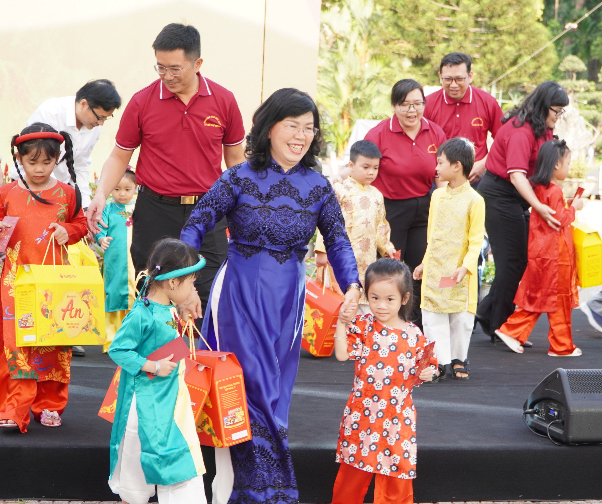 Phường T&acirc;n Sơn H&ograve;a mang c&aacute;i tết nghĩa t&igrave;nh, hạnh ph&uacute;c đến người d&acirc;n - Ảnh 3.
