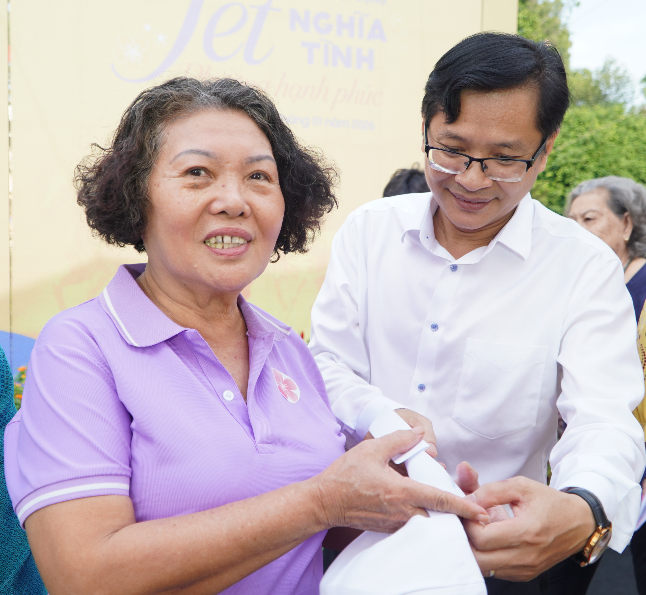 Phường T&acirc;n Sơn H&ograve;a mang c&aacute;i tết nghĩa t&igrave;nh, hạnh ph&uacute;c đến người d&acirc;n - Ảnh 4.