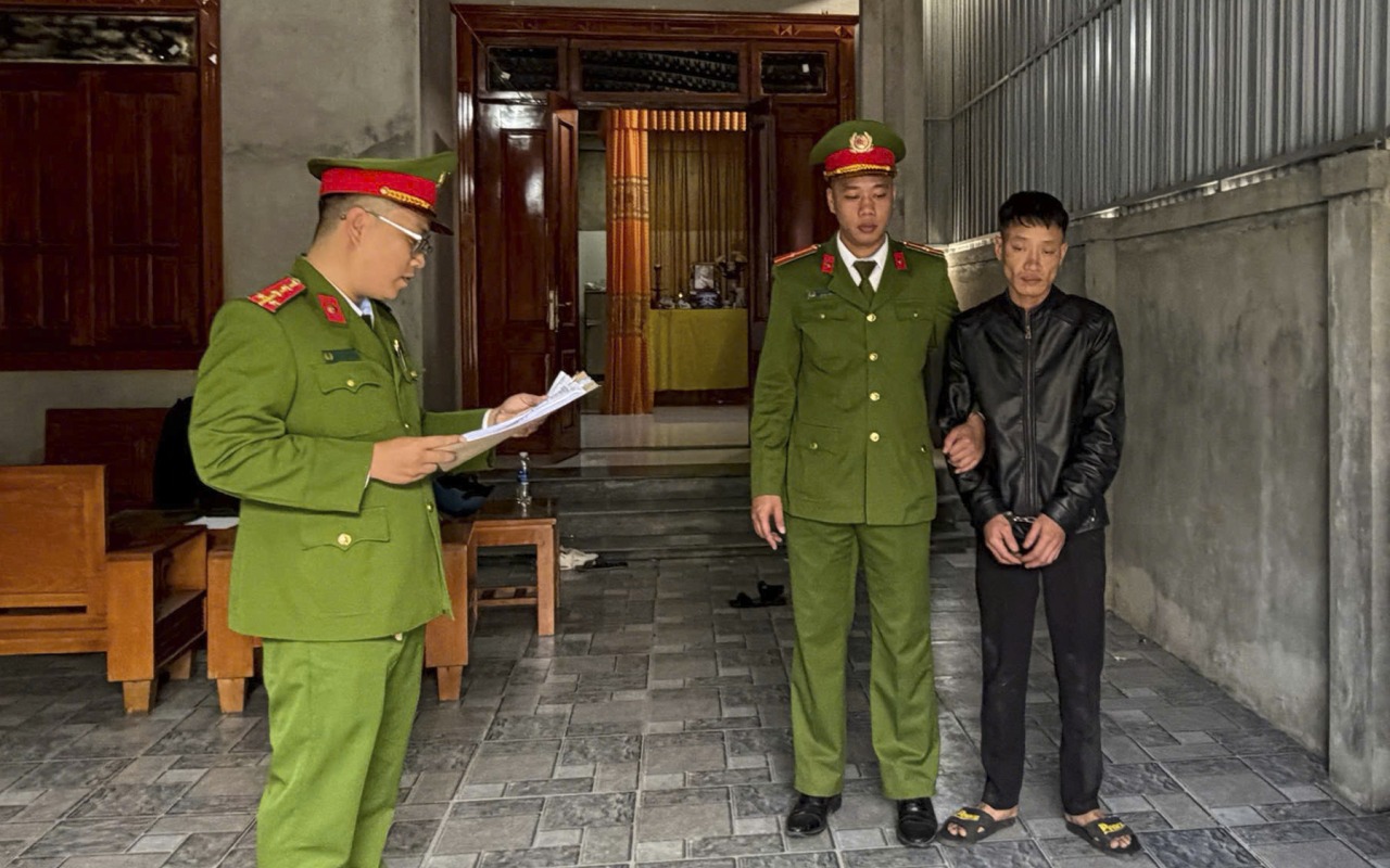 Giấu ma túy trong bồn rửa bát, sát trụ sở công an