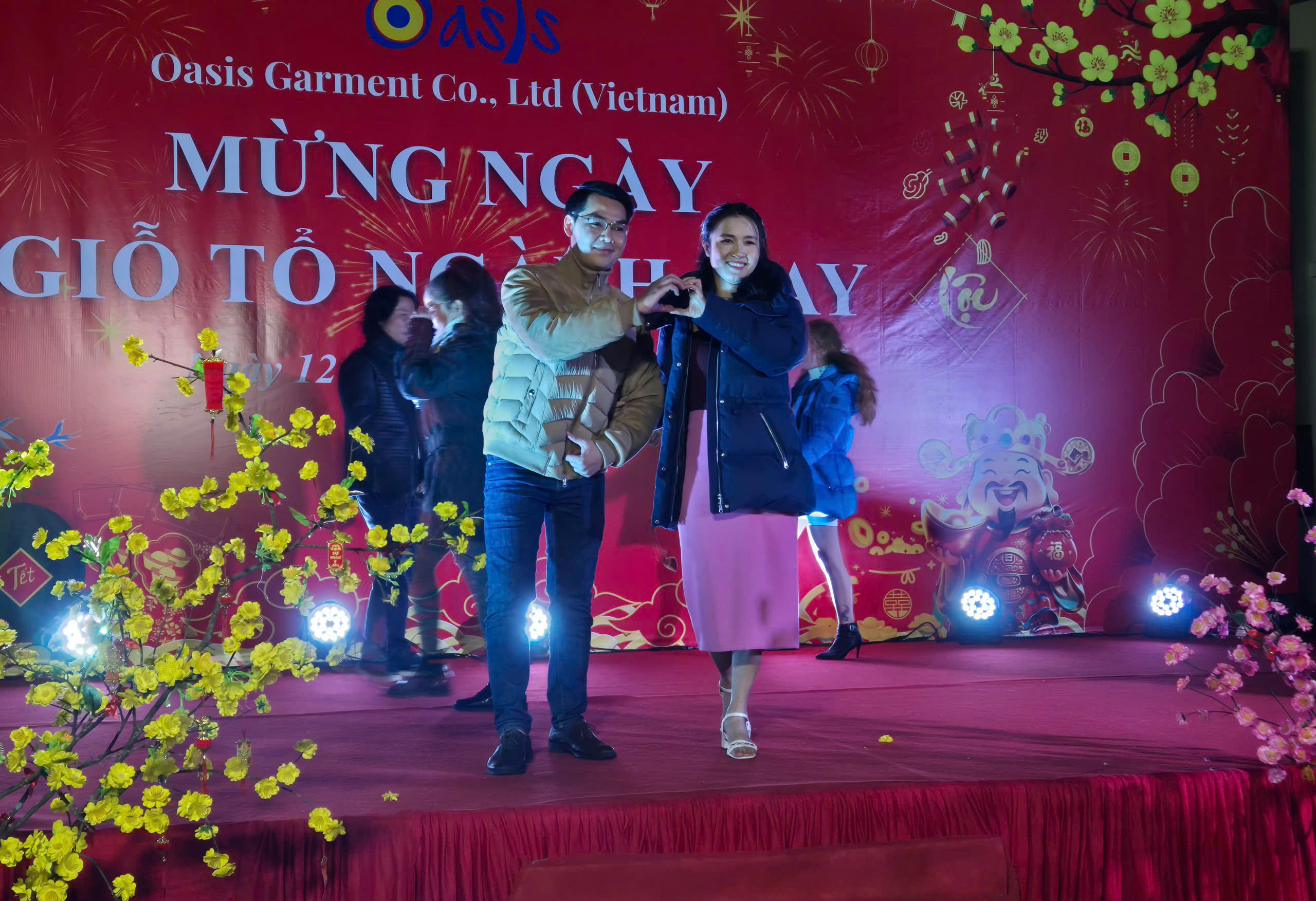 Công nhân vui Tết sớm - Ảnh 2.