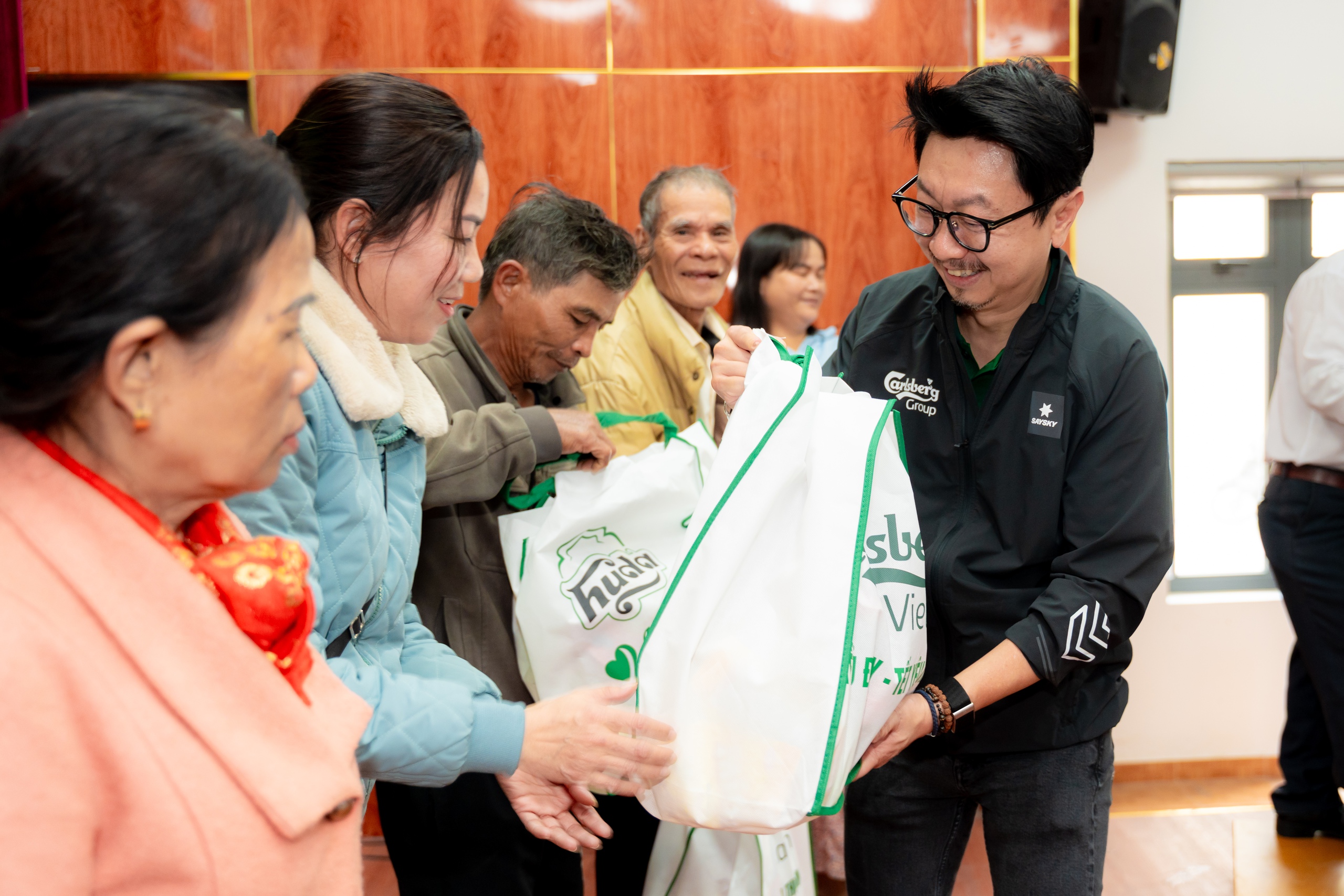Carlsberg Việt Nam trao 7.500 suất qu&agrave; Tết cho người d&acirc;n miền Trung - Ảnh 1.
