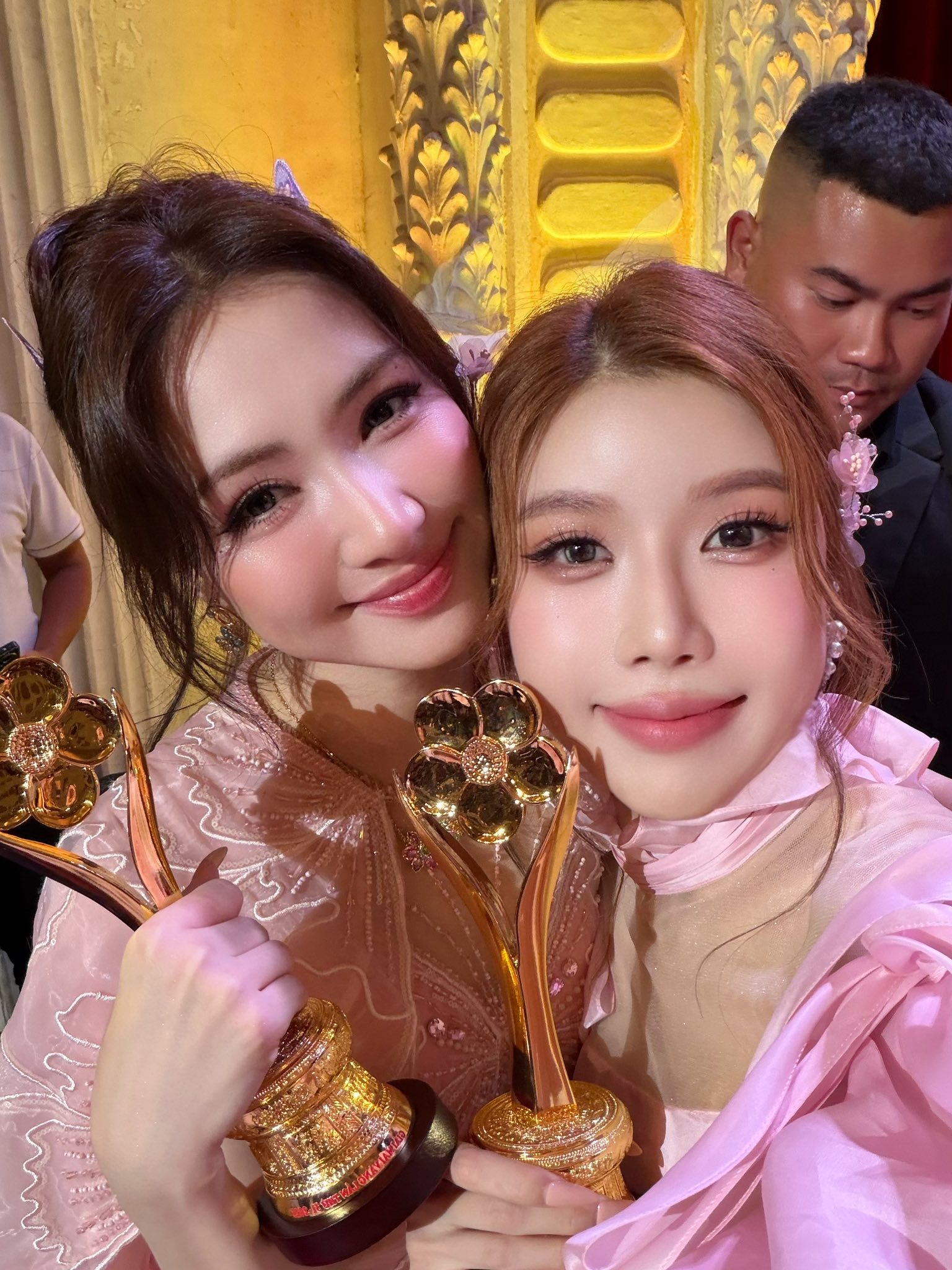 Trang Pháp bật khóc với cúp Mai Vàng dành cho Mãi là người Việt Nam - Ảnh 4.
