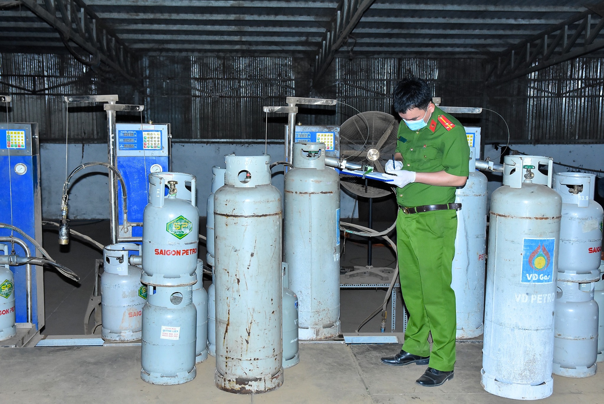 Phát hiện hàng nghìn bình gas giả 12kg và 45kg tại Đồng Nai - Ảnh 2.