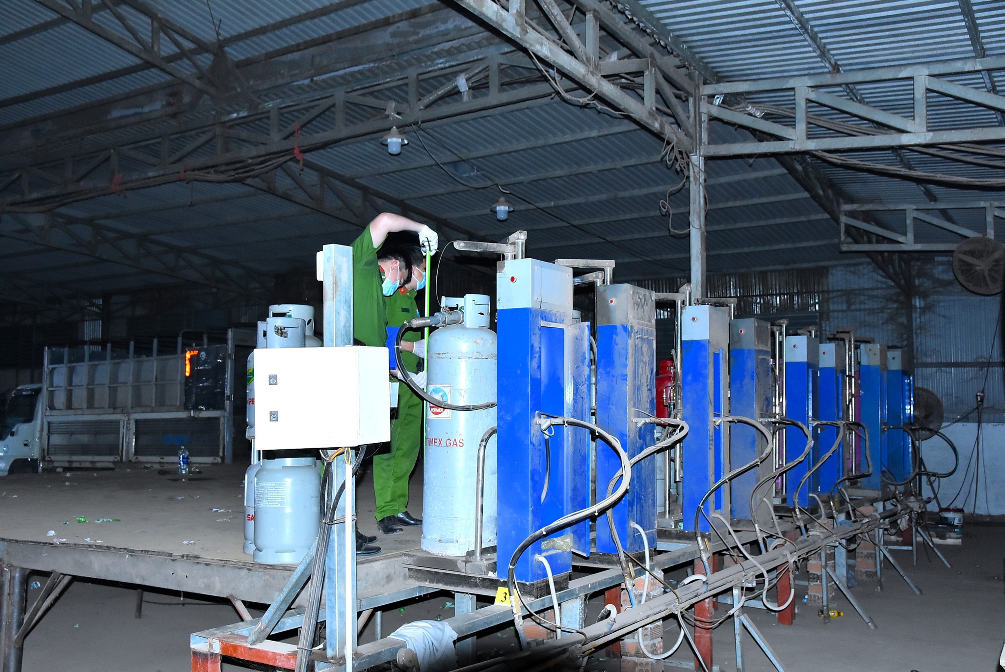 Phát hiện hàng nghìn bình gas giả 12kg và 45kg tại Đồng Nai - Ảnh 3.