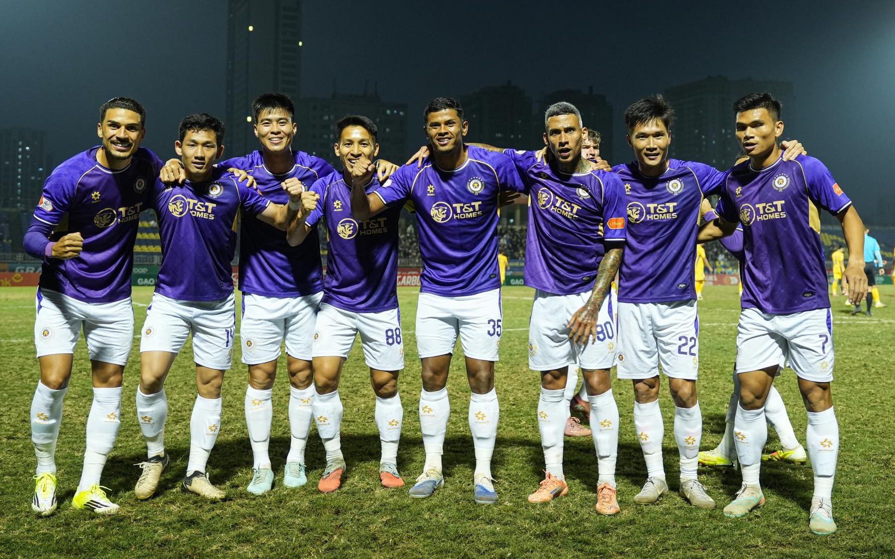 Đỗ Hùng Dũng dính thẻ đỏ, Hà Nội FC vẫn thắng dễ