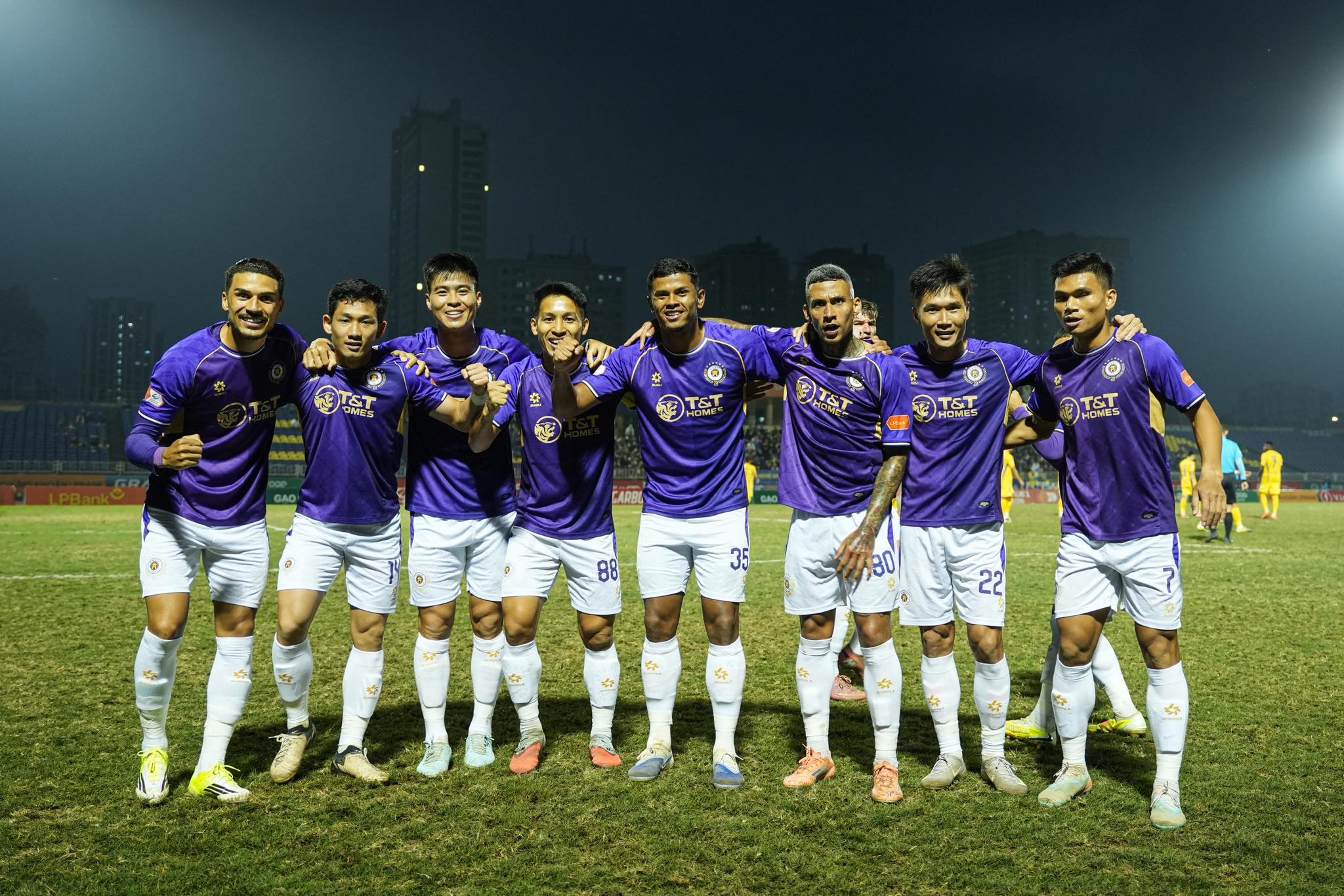 Đỗ Hùng Dũng dính thẻ đỏ nhưng Hà Nội FC vẫn thắng trên sân Vinh - Ảnh 3.