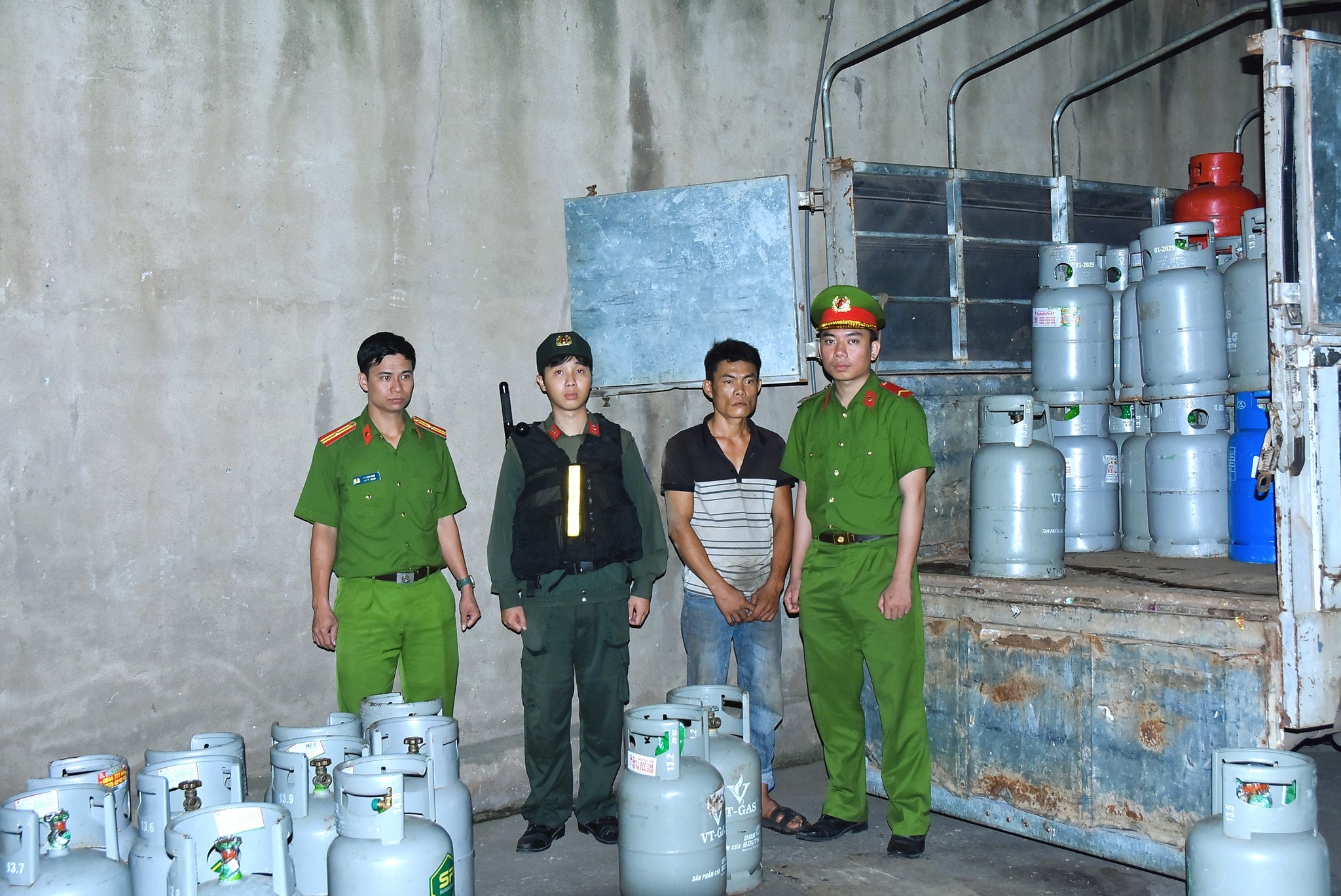 Phát hiện hàng nghìn bình gas giả 12kg và 45kg tại Đồng Nai - Ảnh 1.