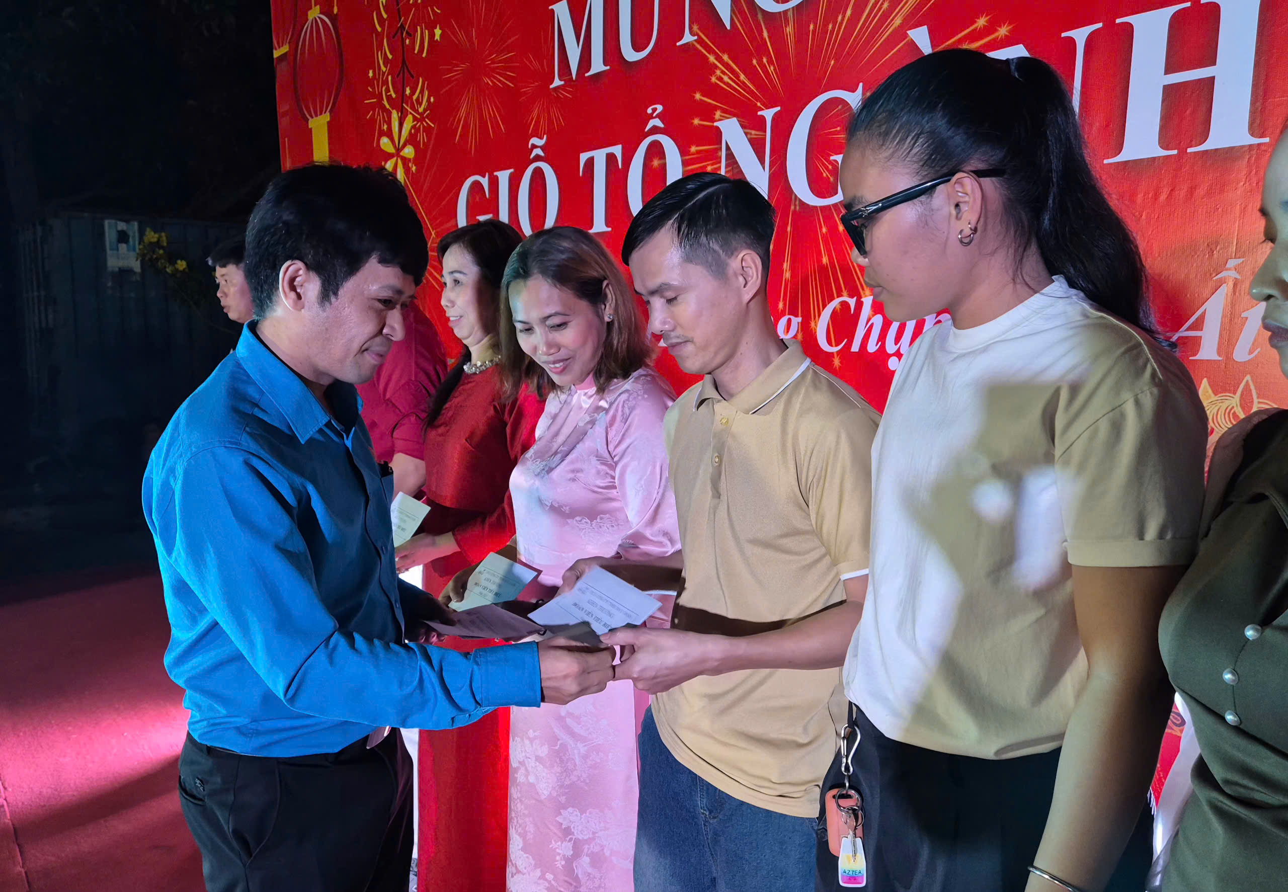 Công nhân vui Tết sớm - Ảnh 1.