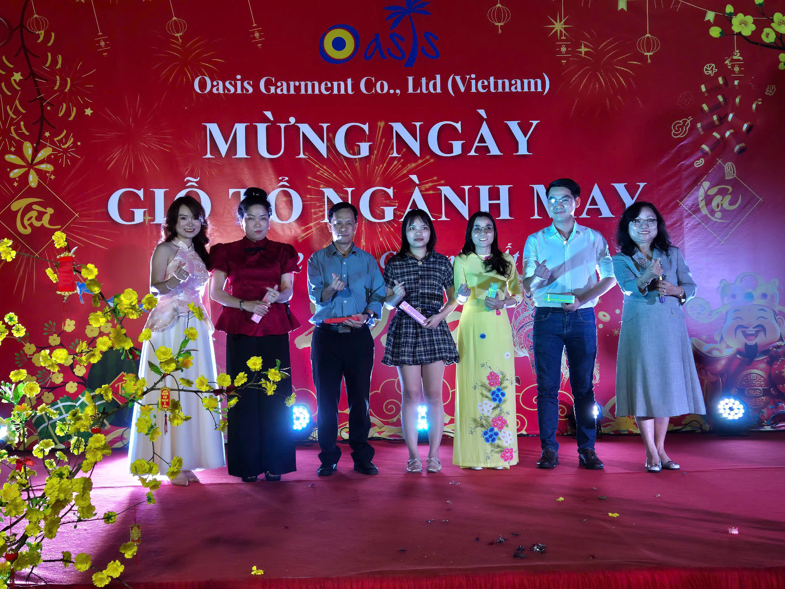 Công nhân vui Tết sớm - Ảnh 3.