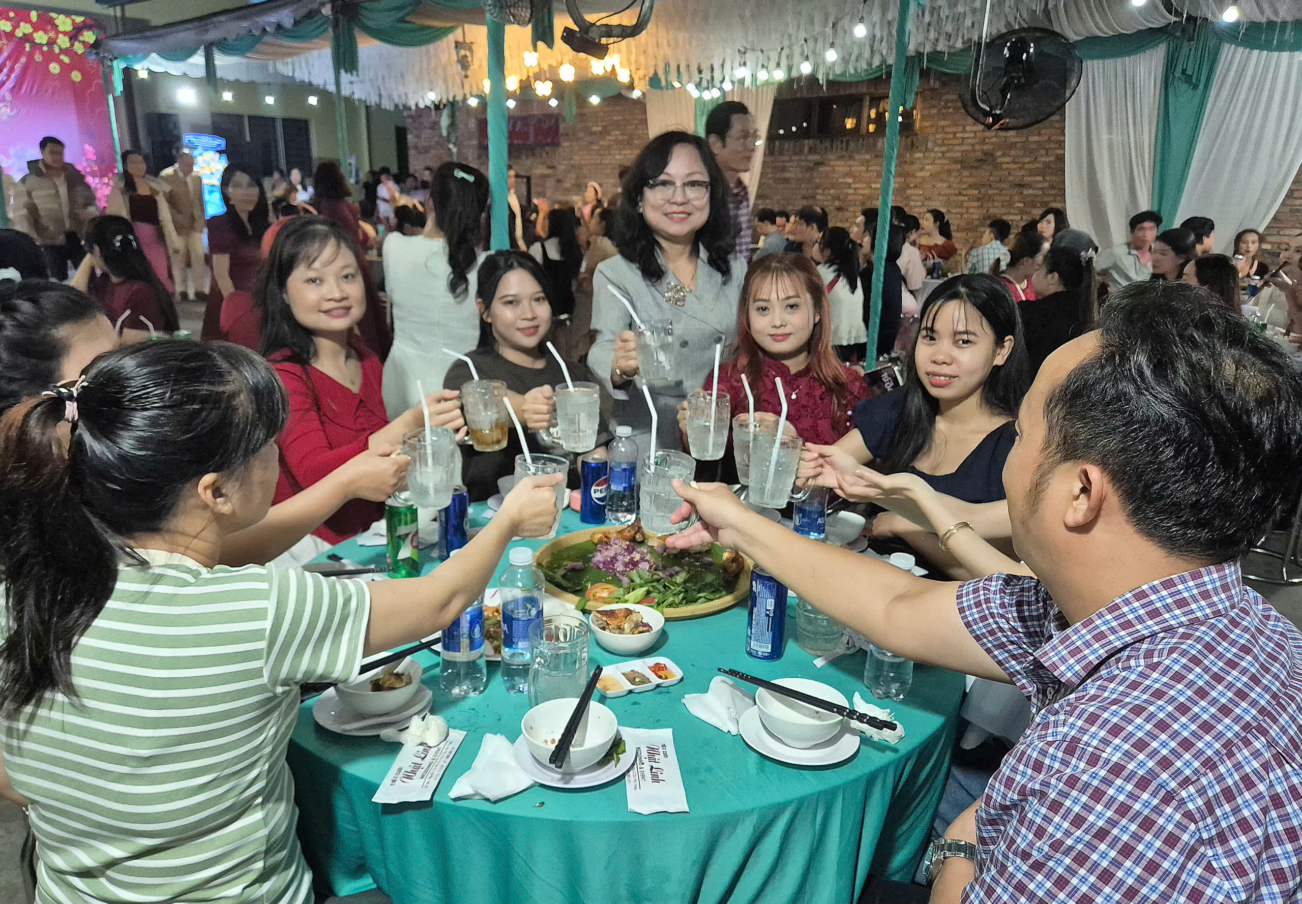 Công nhân vui Tết sớm - Ảnh 4.