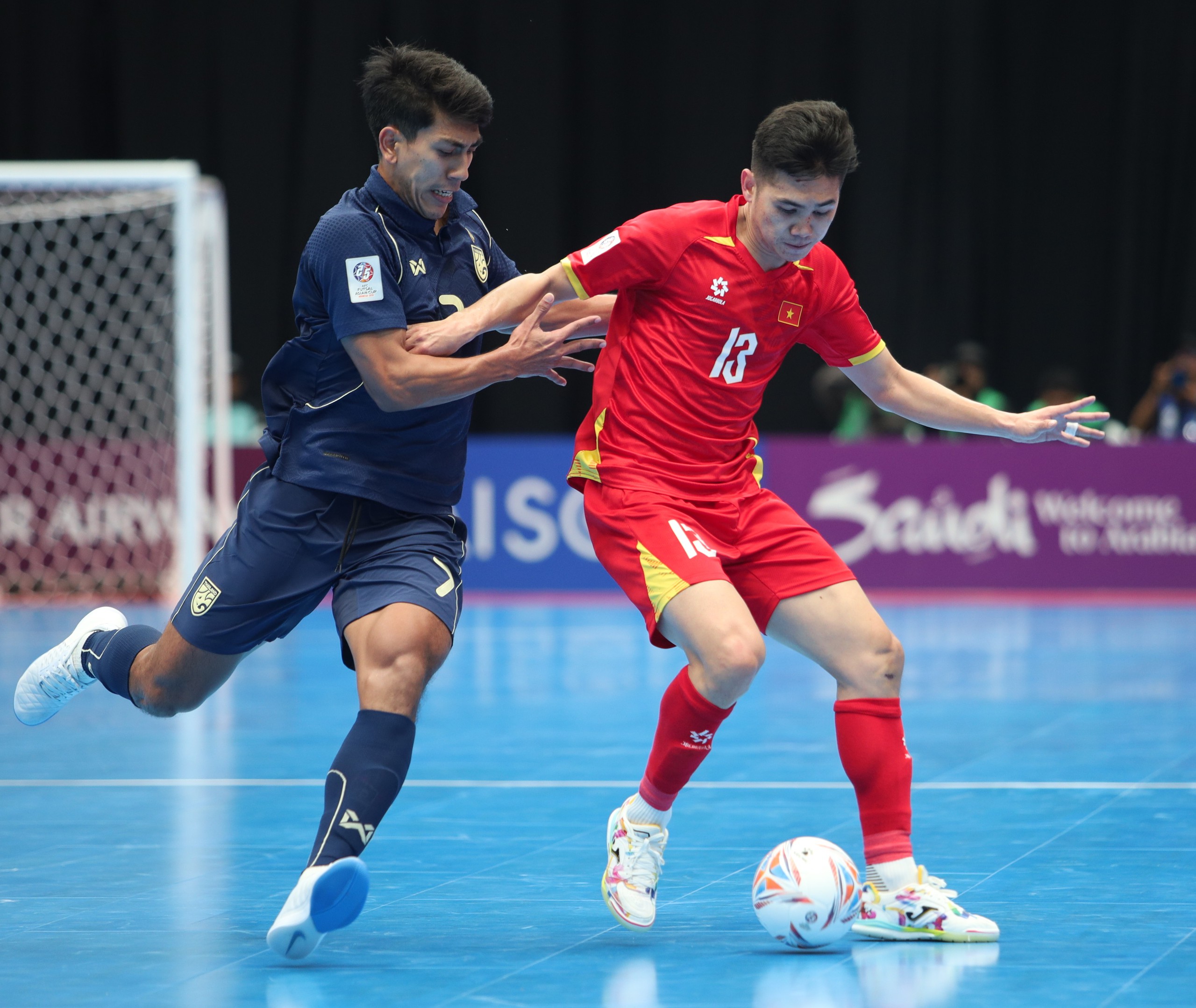 Futsal Việt Nam thua tối thiểu Thái Lan, đi tiếp với ngôi nhì bảng - Ảnh 1.