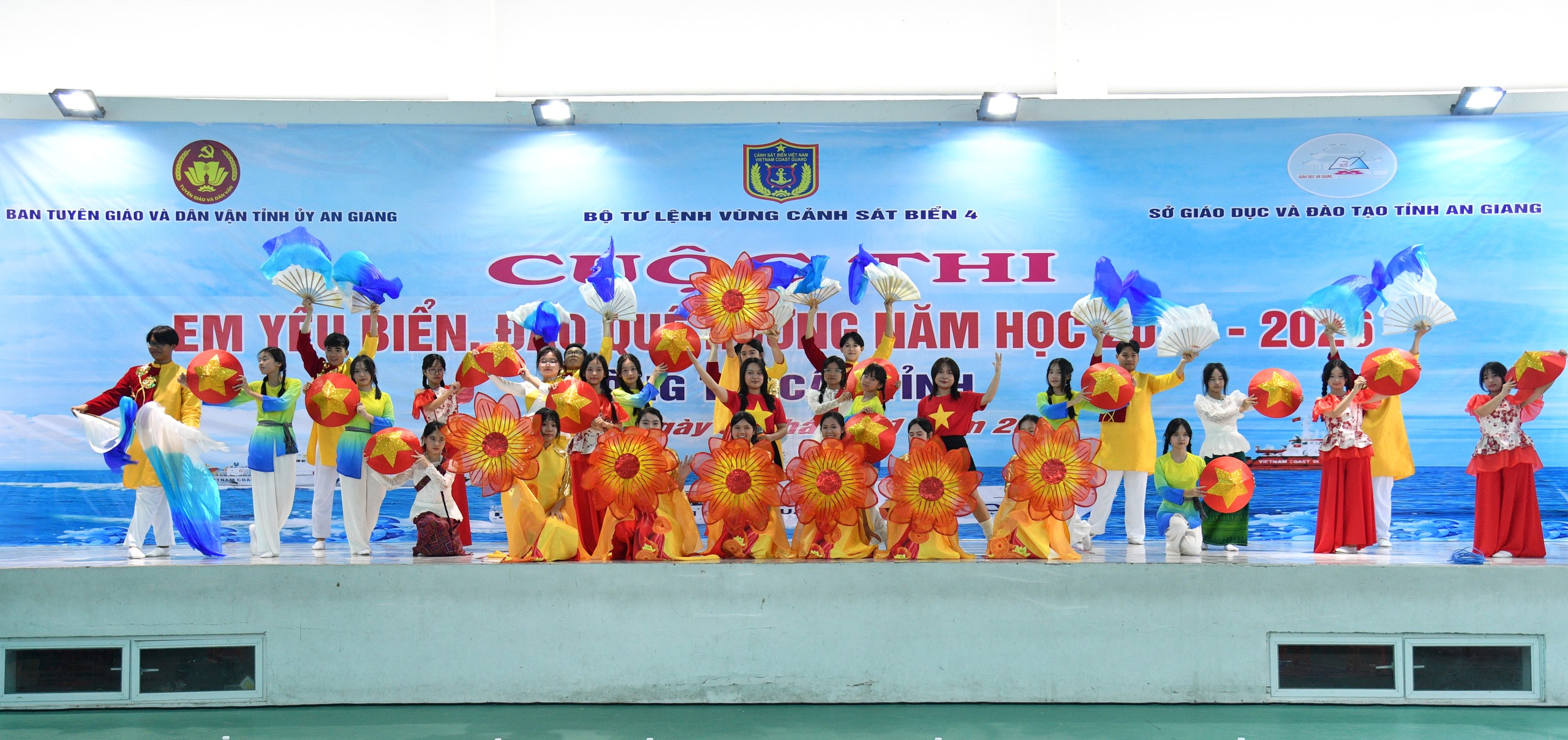 S&ocirc;i nổi cuộc thi "Em y&ecirc;u biển, đảo qu&ecirc; hương" ở An Giang - Ảnh 2.