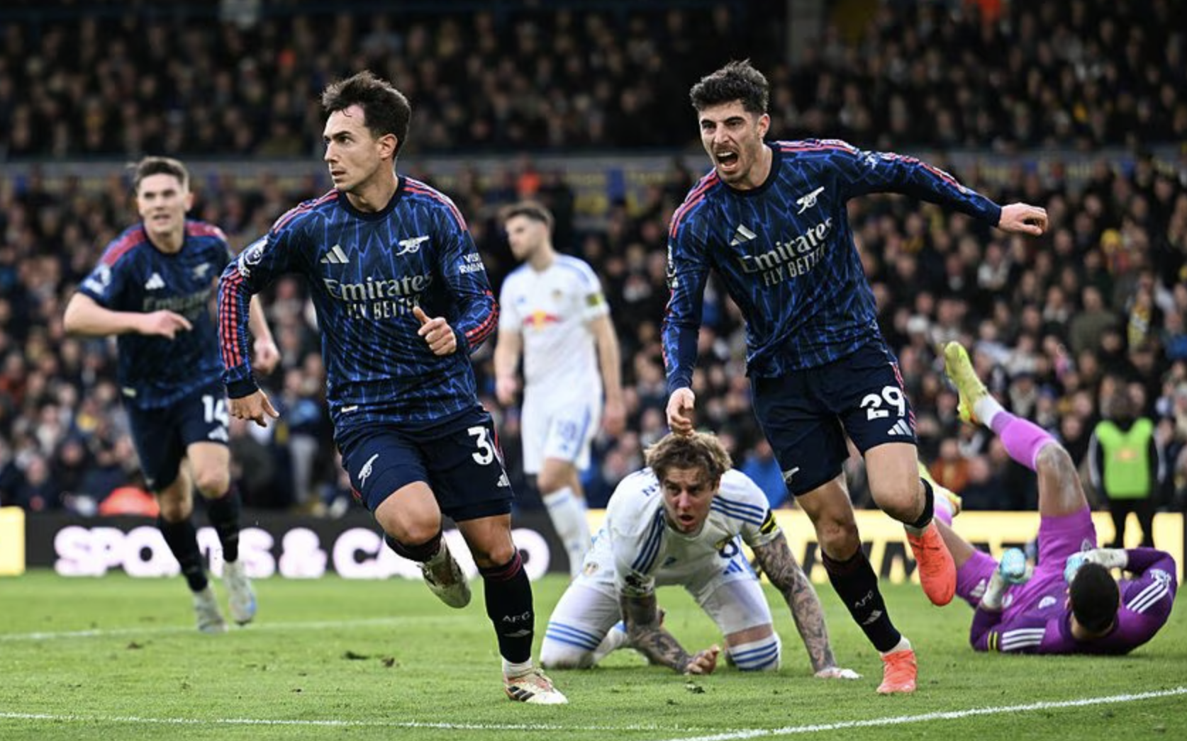 Thắng đậm Leeds United, Arsenal vững ngôi đầu Ngoại hạng