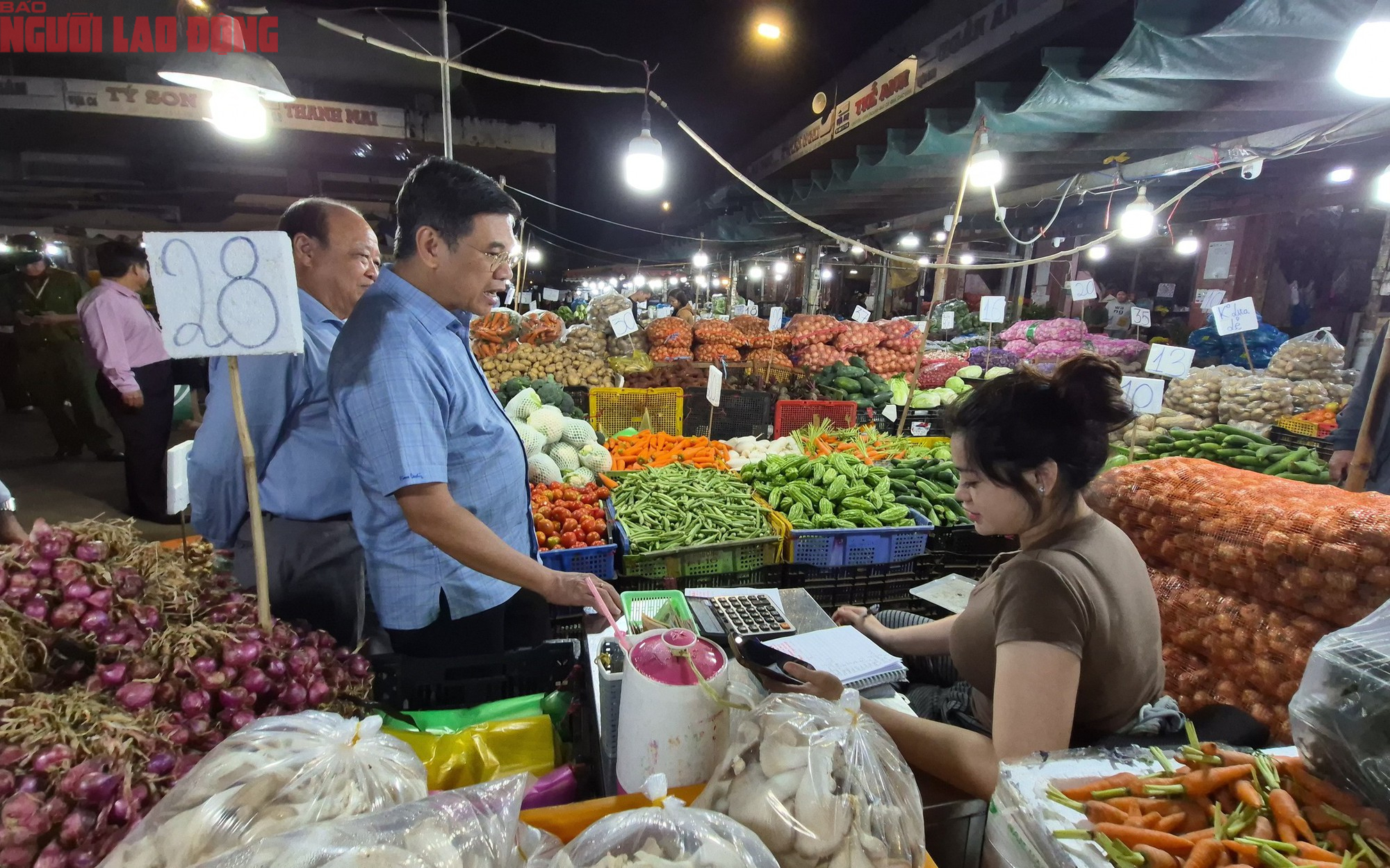 CLIP: Nửa đêm ở 3 chợ đầu mối lớn nhất TPHCM trước Tết