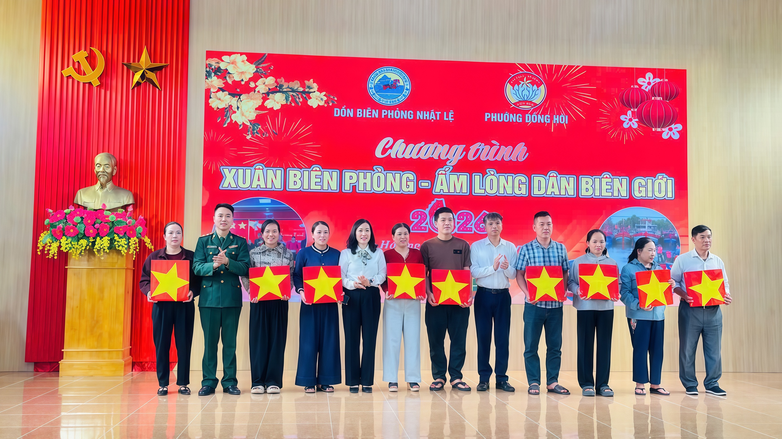 B&aacute;o Người Lao Động trao 300 l&aacute; cờ Tổ quốc, tiếp sức ngư d&acirc;n Quảng Trị vươn khơi - Ảnh 1.
