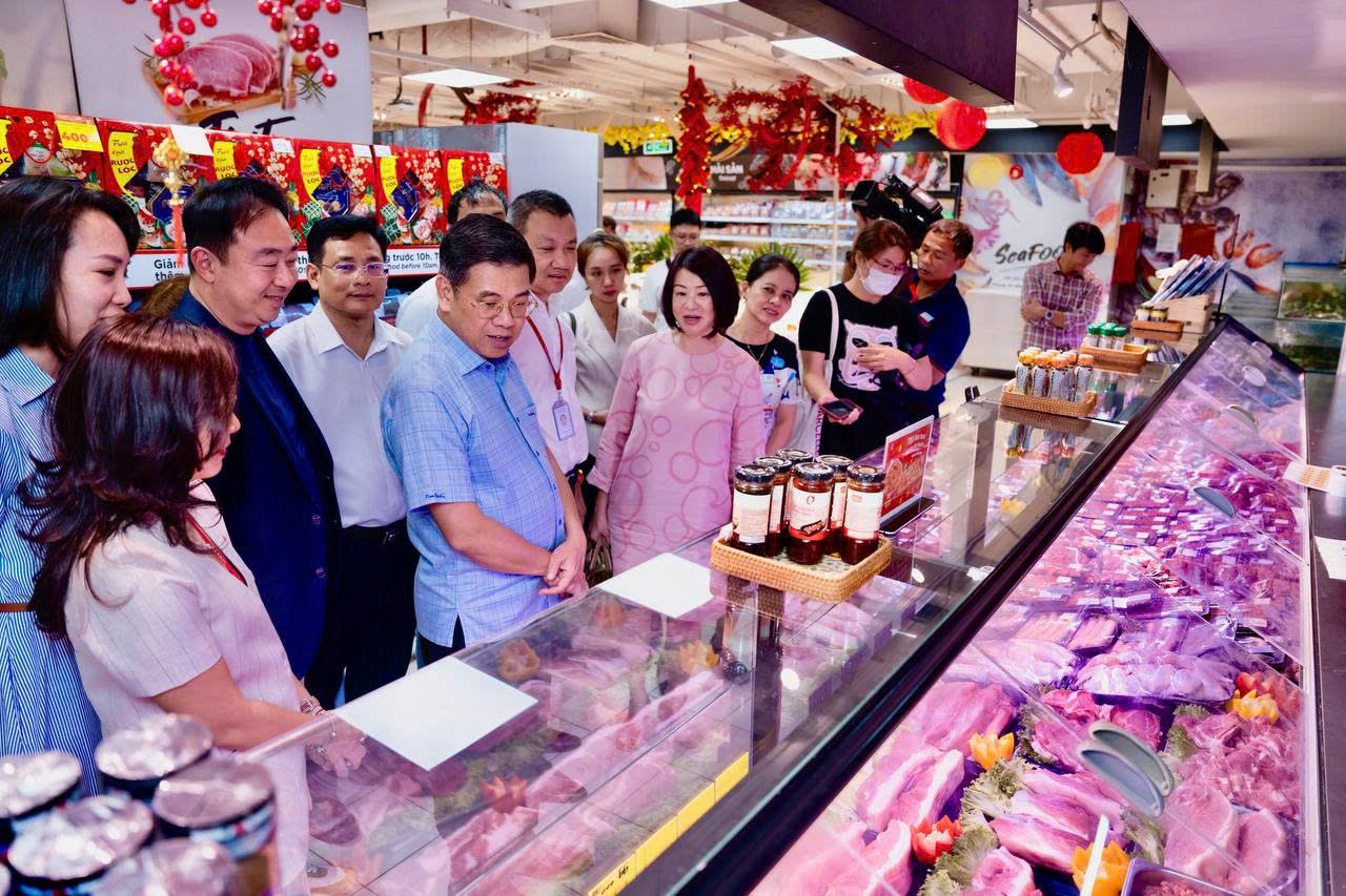 Nửa đêm ở chợ đầu mối TP HCM trước Tết Bính Ngọ 2026 - Ảnh 14.