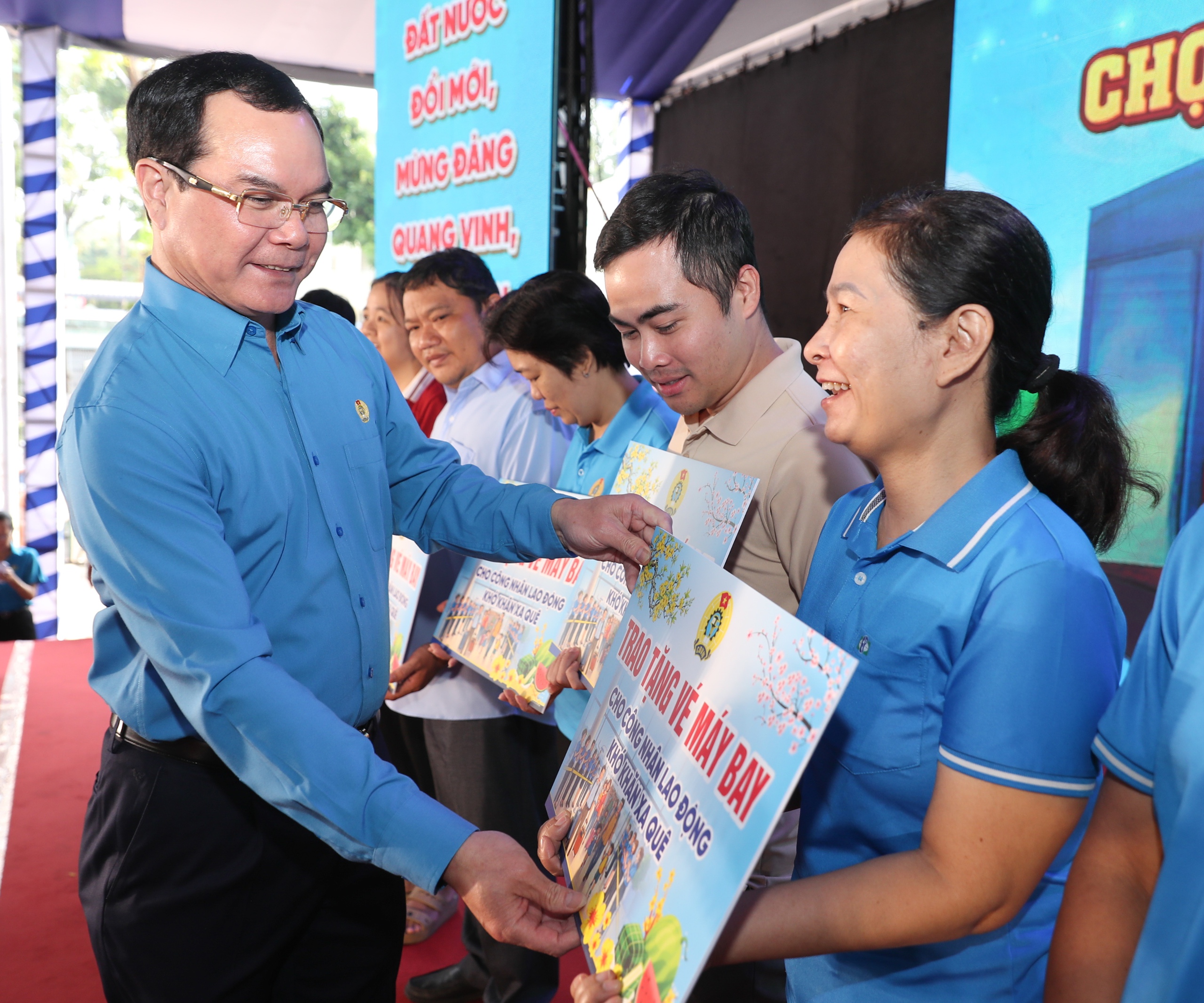 Ngày hội ấm áp của người lao động - Ảnh 1.