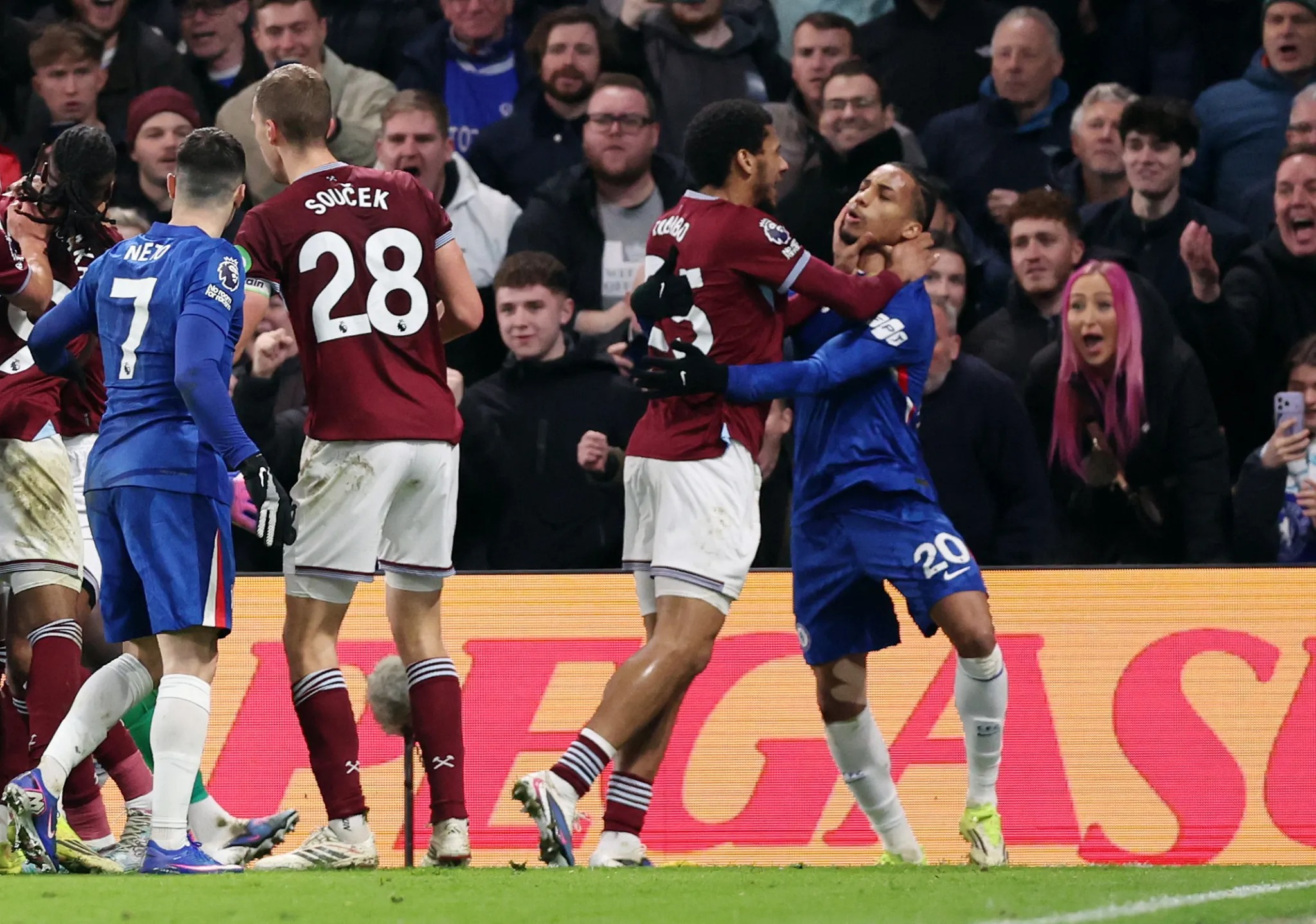 Cận cảnh cầu thủ West Ham “bóp cổ” đối thủ phía Chelsea - Ảnh 1.