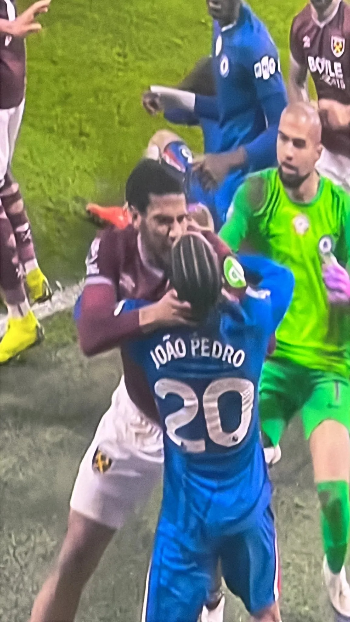 Cận cảnh cầu thủ West Ham “bóp cổ” đối thủ phía Chelsea - Ảnh 3.