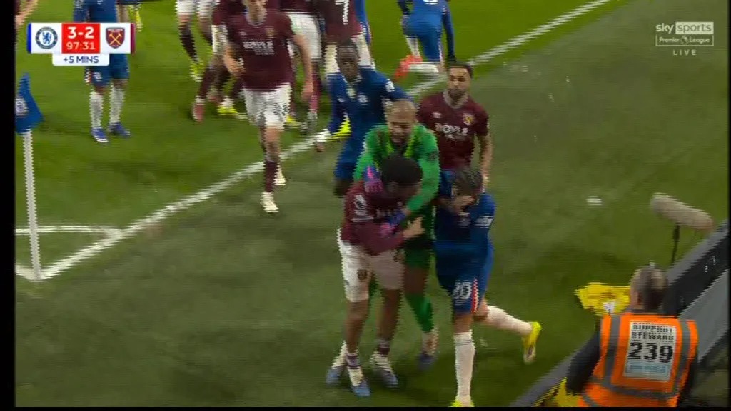 Cận cảnh cầu thủ West Ham “bóp cổ” đối thủ phía Chelsea - Ảnh 2.