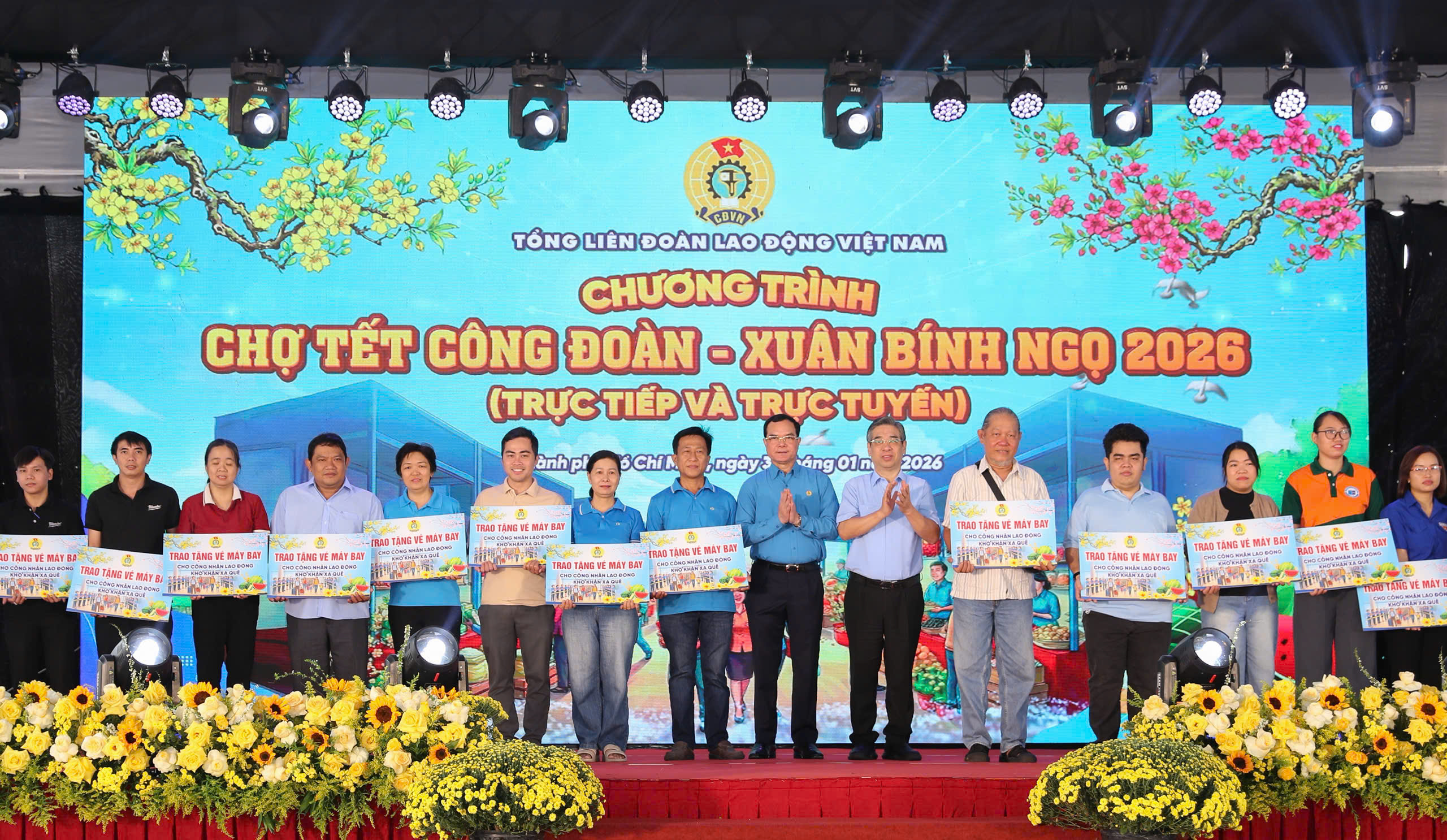 Ngày hội ấm áp của người lao động - Ảnh 1.